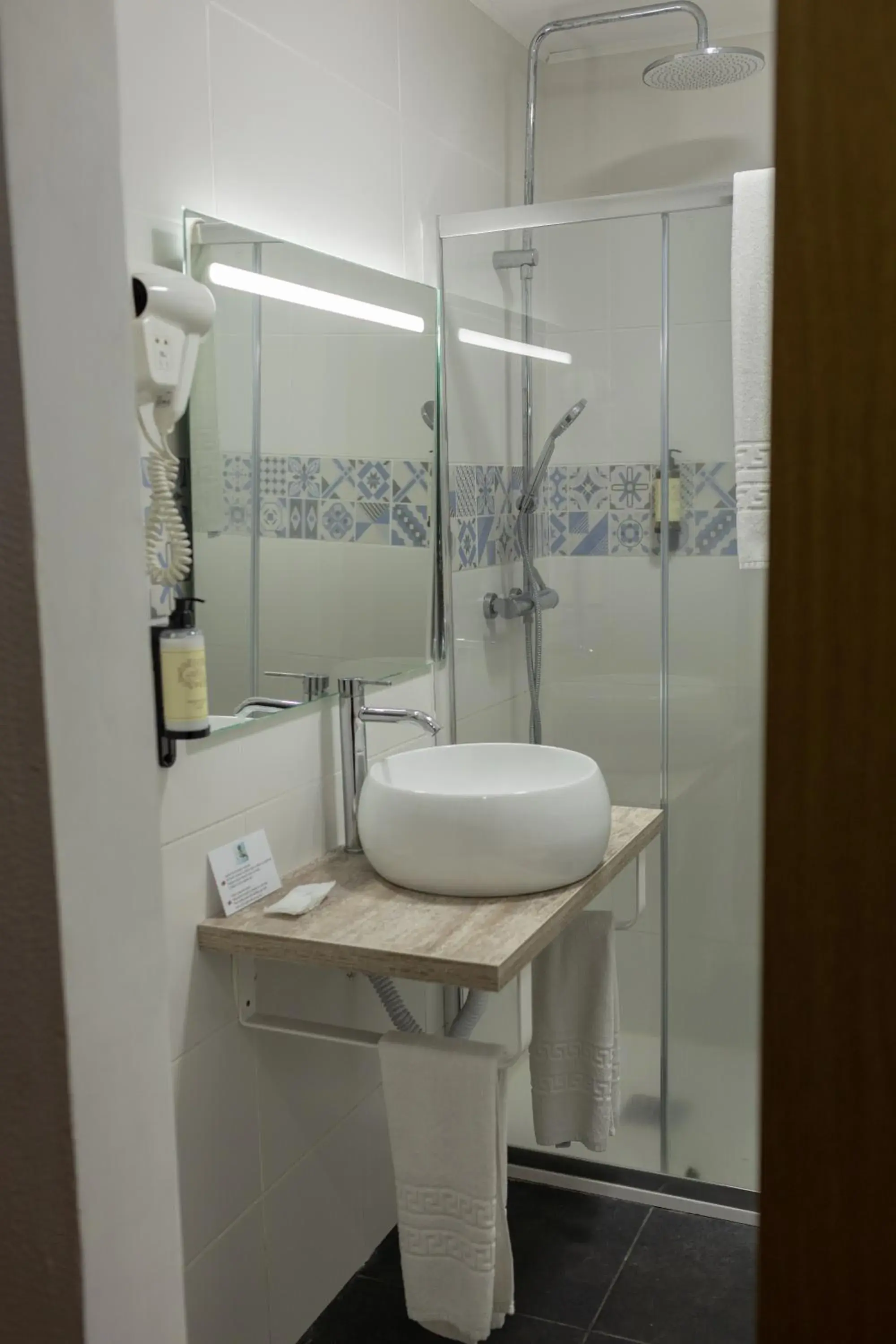 Shower in Flag Hotel Madeira - Ribeira Brava Shower in Flag Hotel Madeira - Ribeira Brava