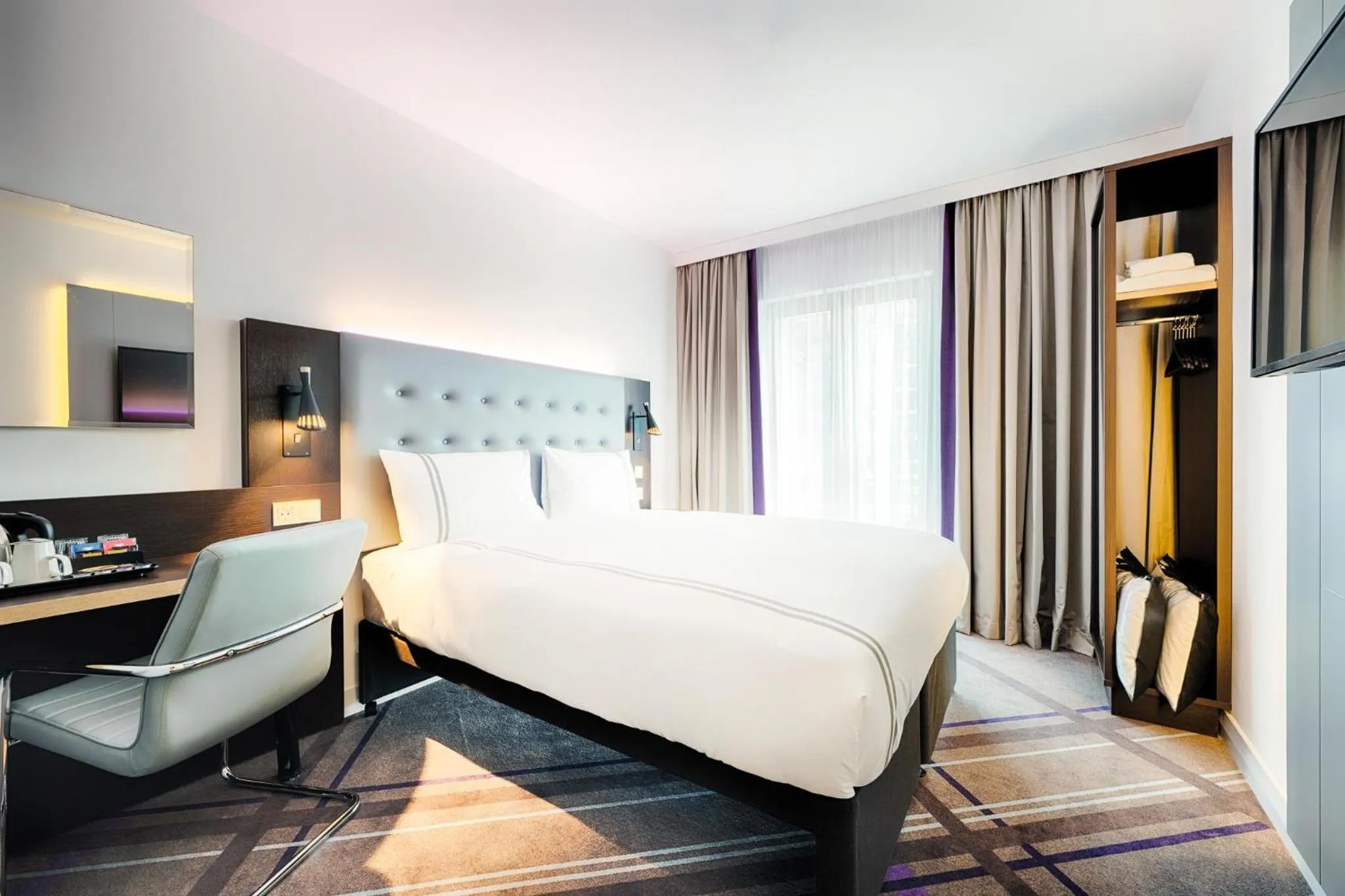 Bedroom, Bed in Premier Inn Wiesbaden City Centre