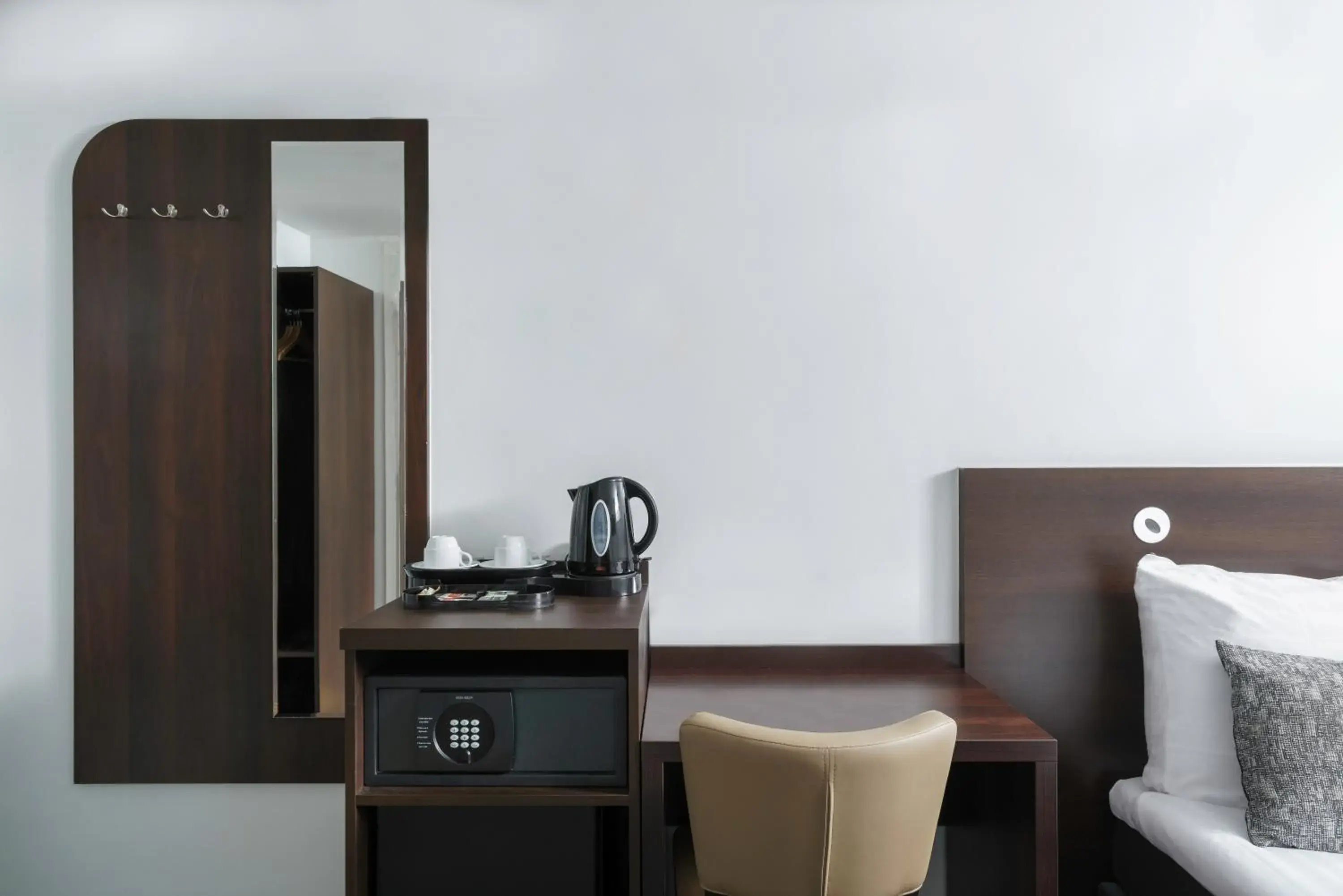 Coffee/tea facilities, Bed in Hotel City Garden Amsterdam Coffee/tea facilities, Bed in Hotel City Garden Amsterdam