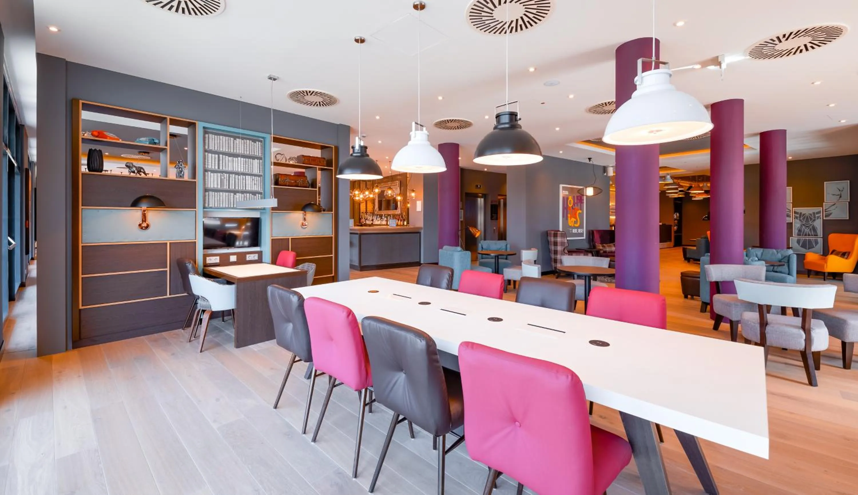 Lounge or bar in Premier Inn Saarbrücken City Congresshalle