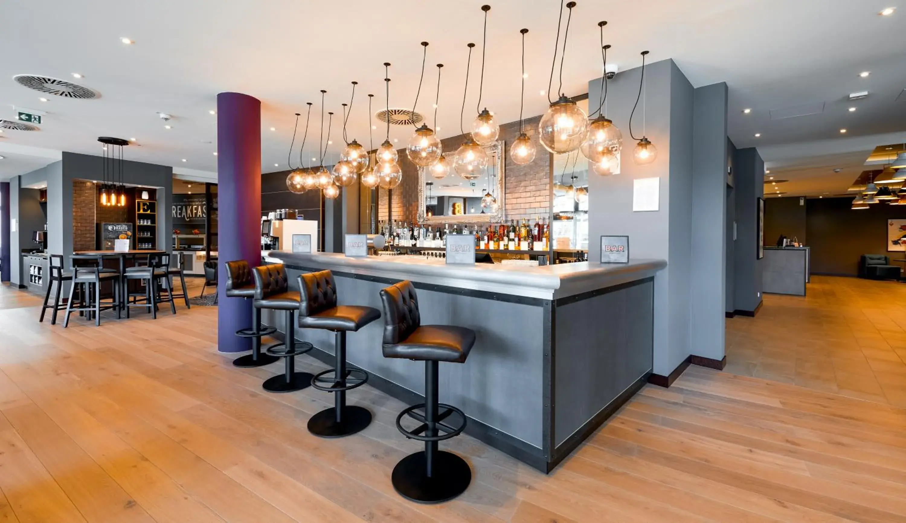 Lounge or bar in Premier Inn Saarbrücken City Congresshalle Lounge or bar in Premier Inn Saarbrücken City Congresshalle