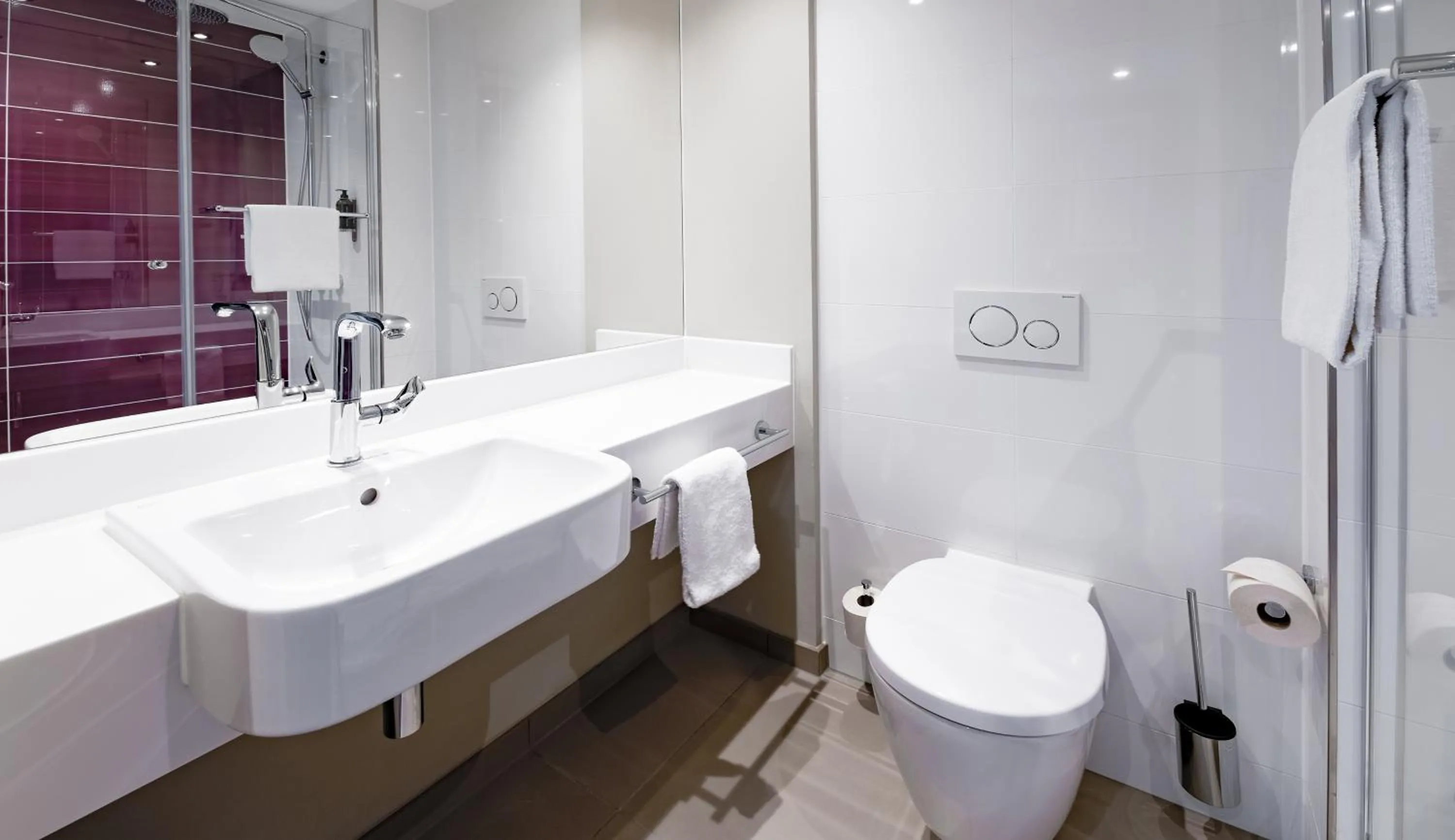 Bathroom in Premier Inn Saarbrücken City Congresshalle