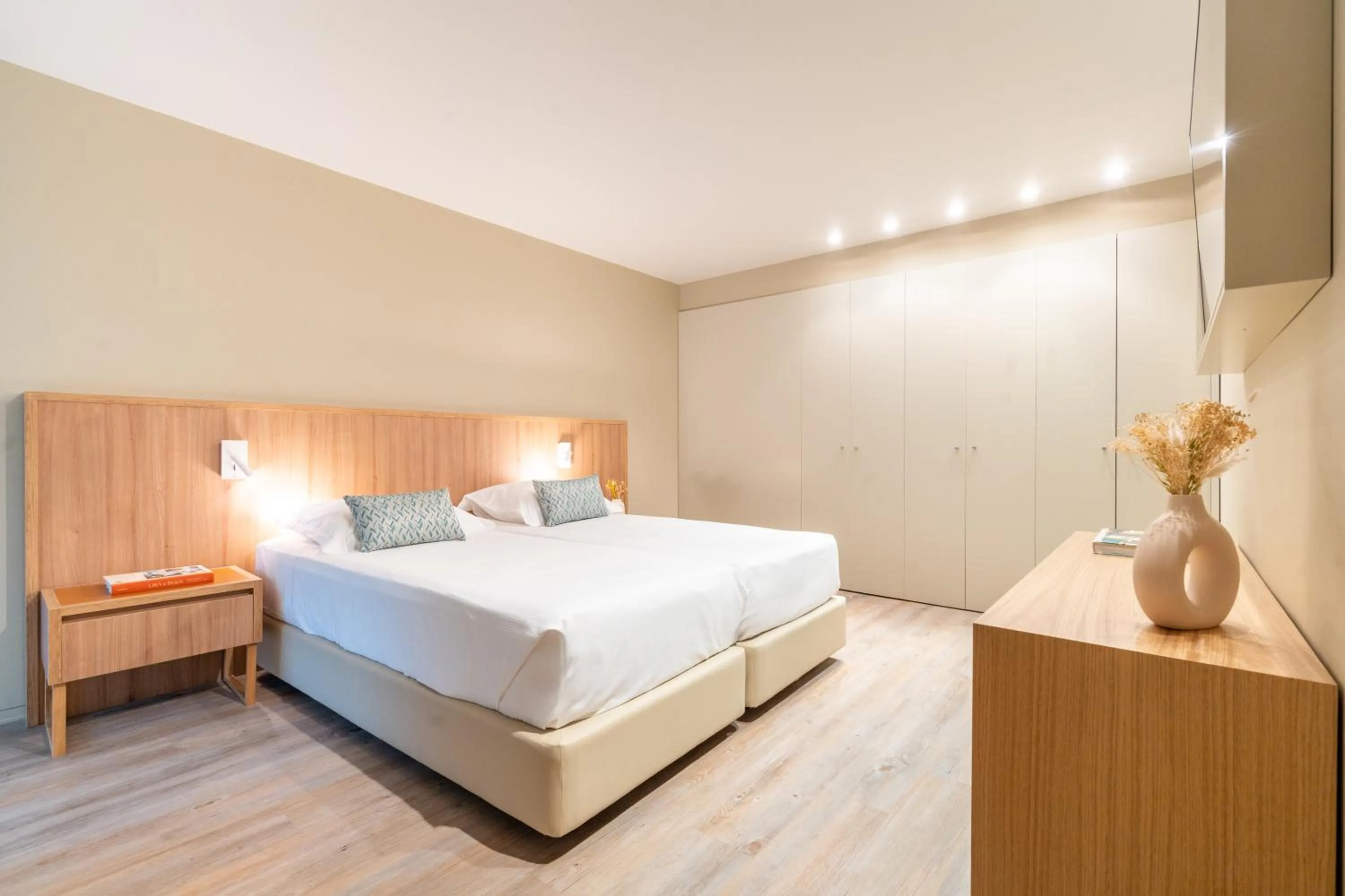 Bedroom, Bed in Aqualuz Troia Mar by The Editory