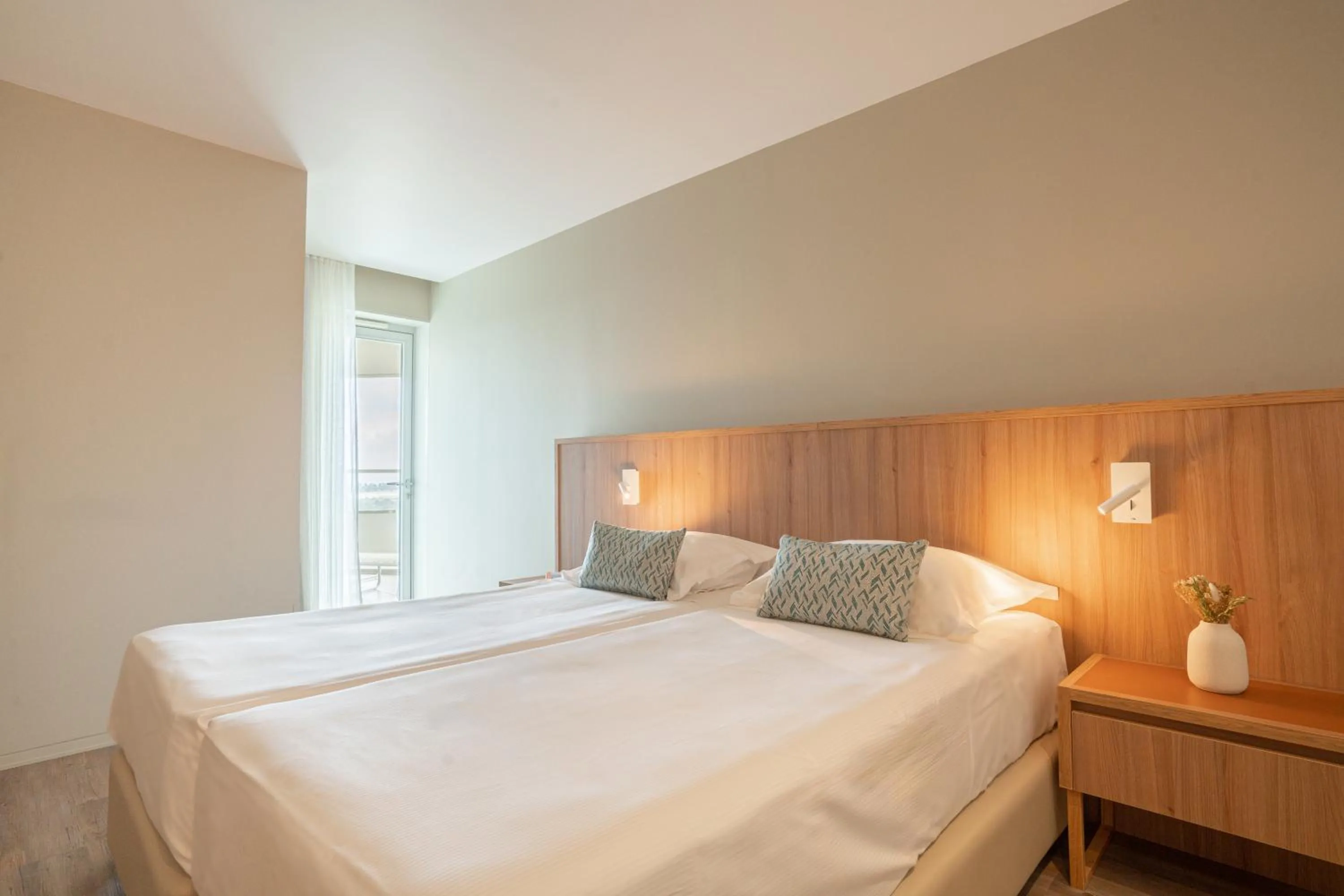 Bedroom, Bed in Aqualuz Troia Mar by The Editory