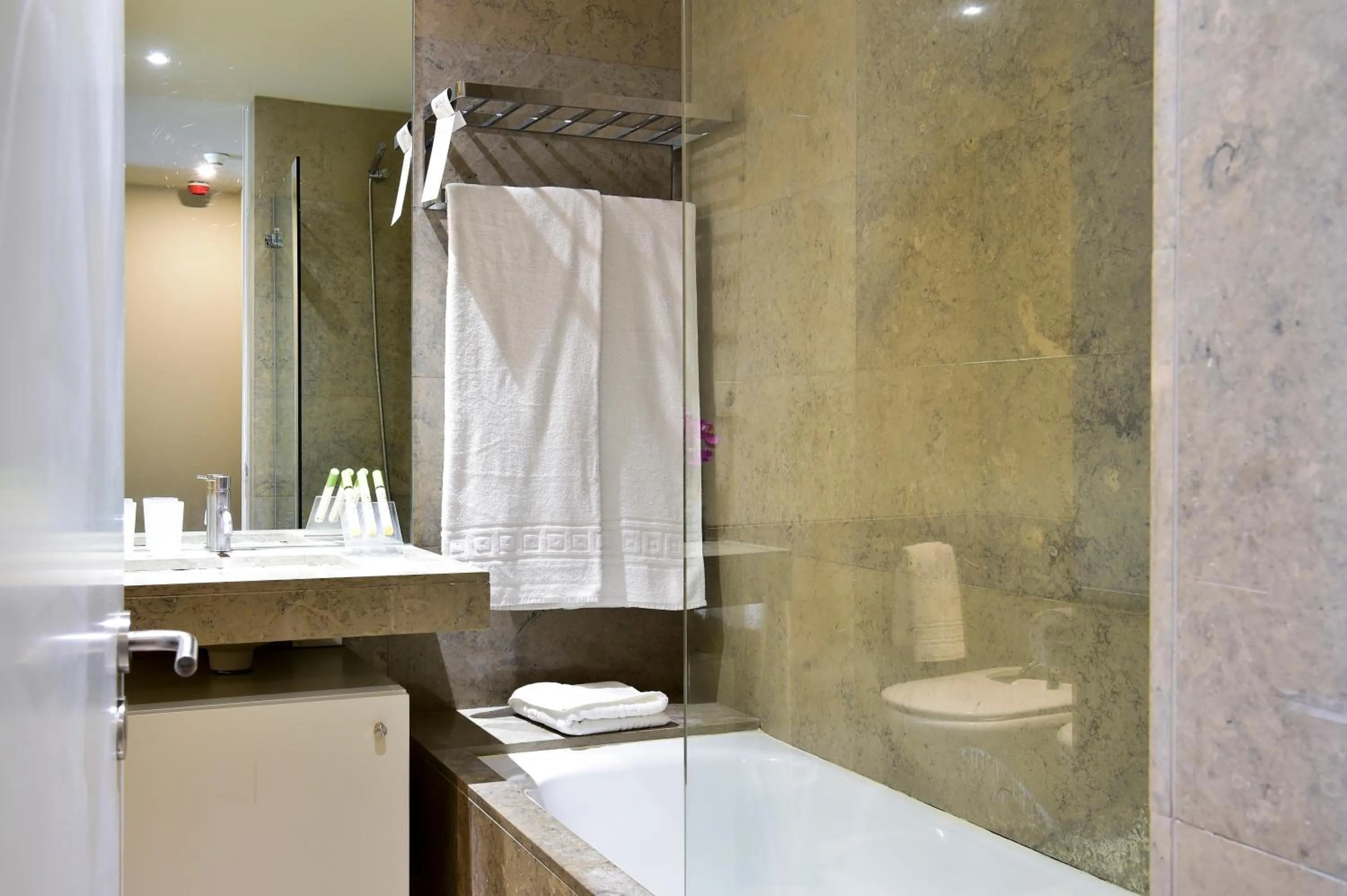 Bathroom in Aqualuz Troia Mar by The Editory