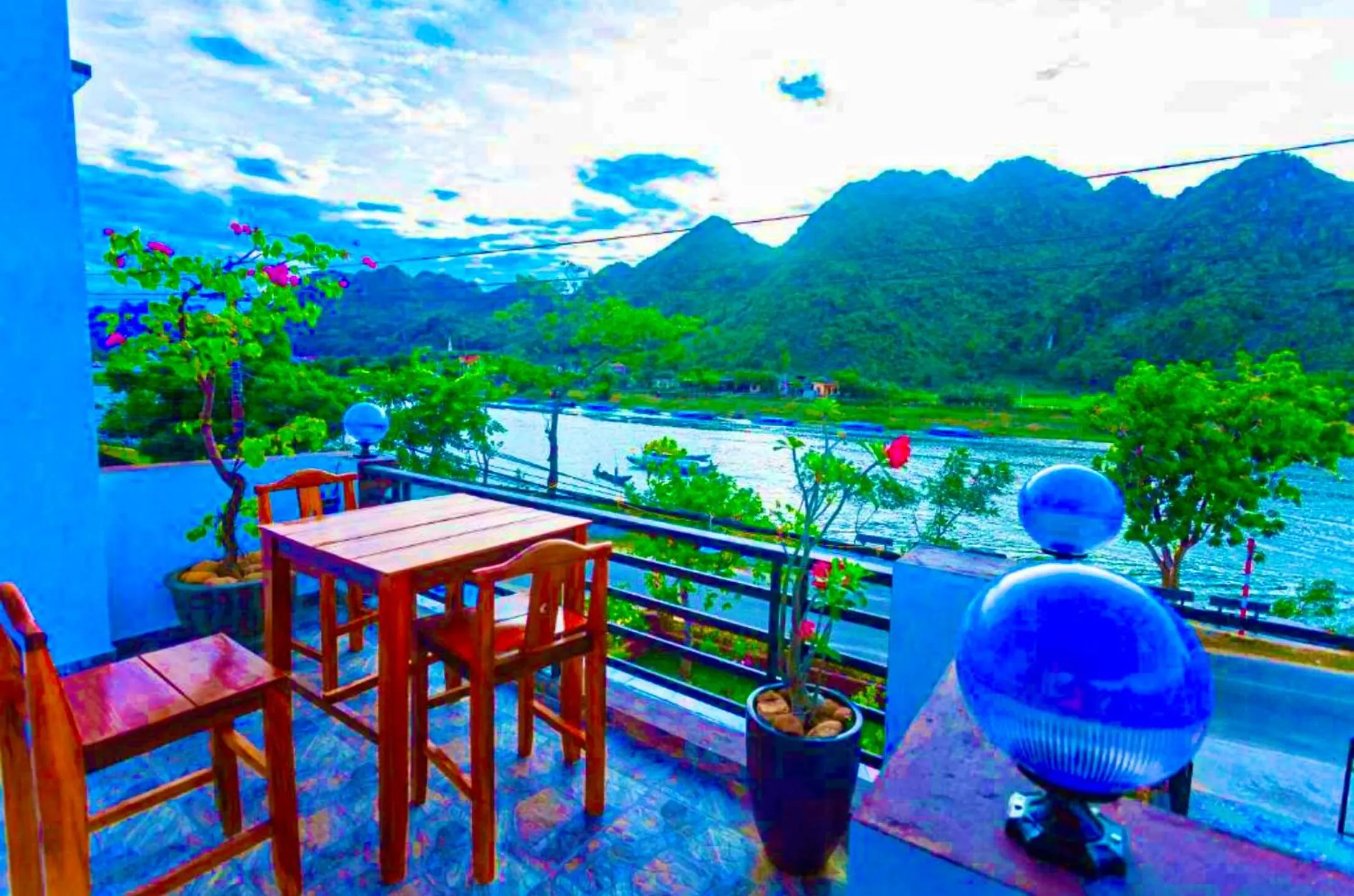 YoLo Pool Bar Villas & Garden Restaurant