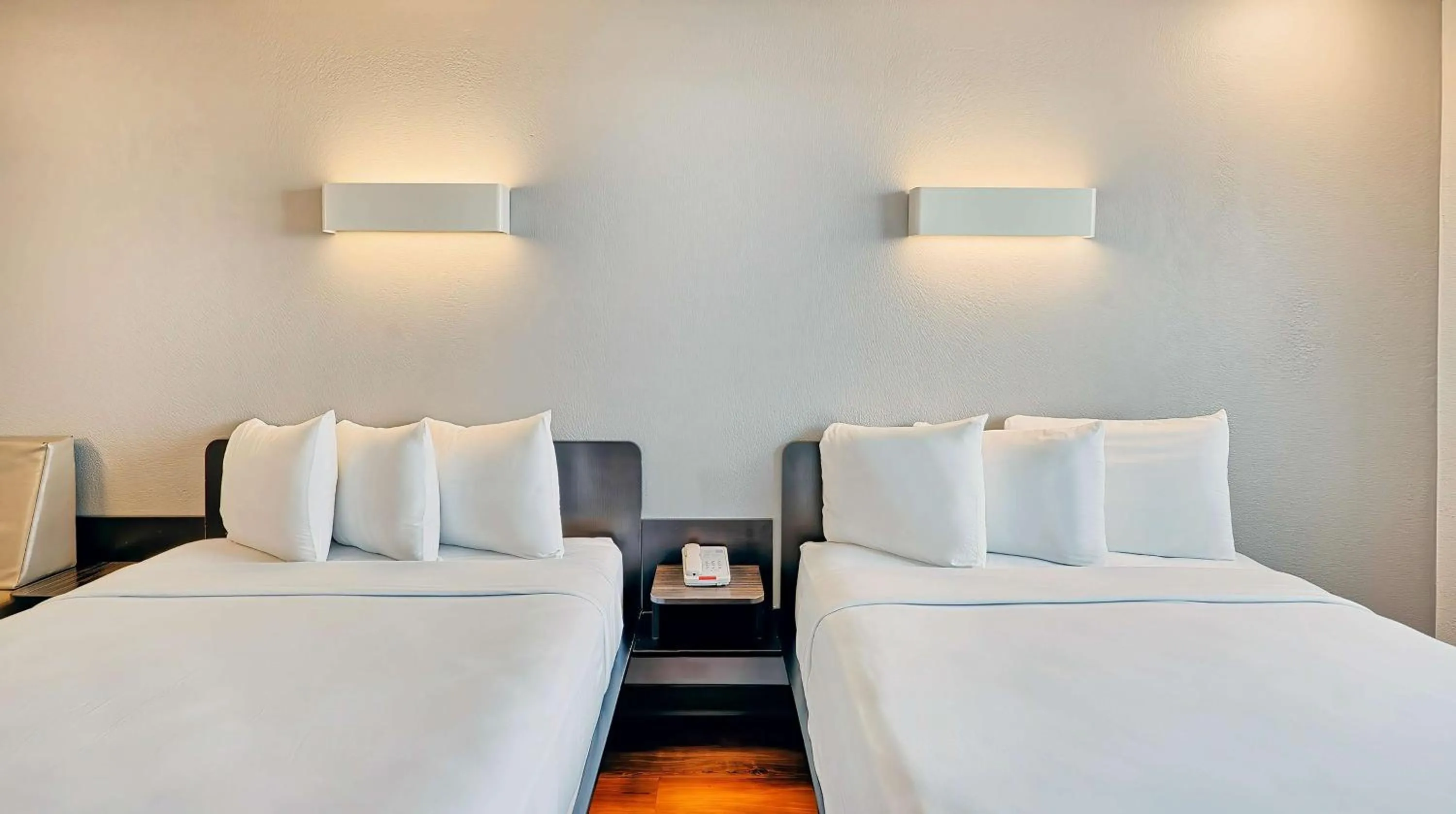 Bedroom, Bed in Suites Los Angeles CA Los Angeles LAX