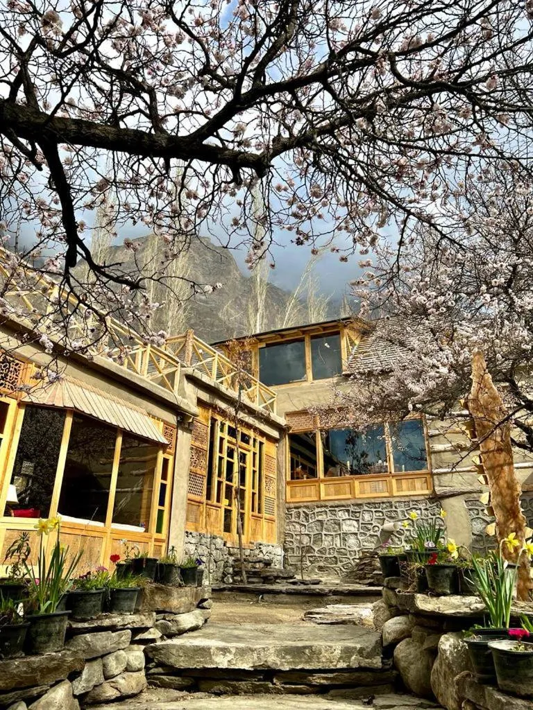 The 2 Magpies, Hunza