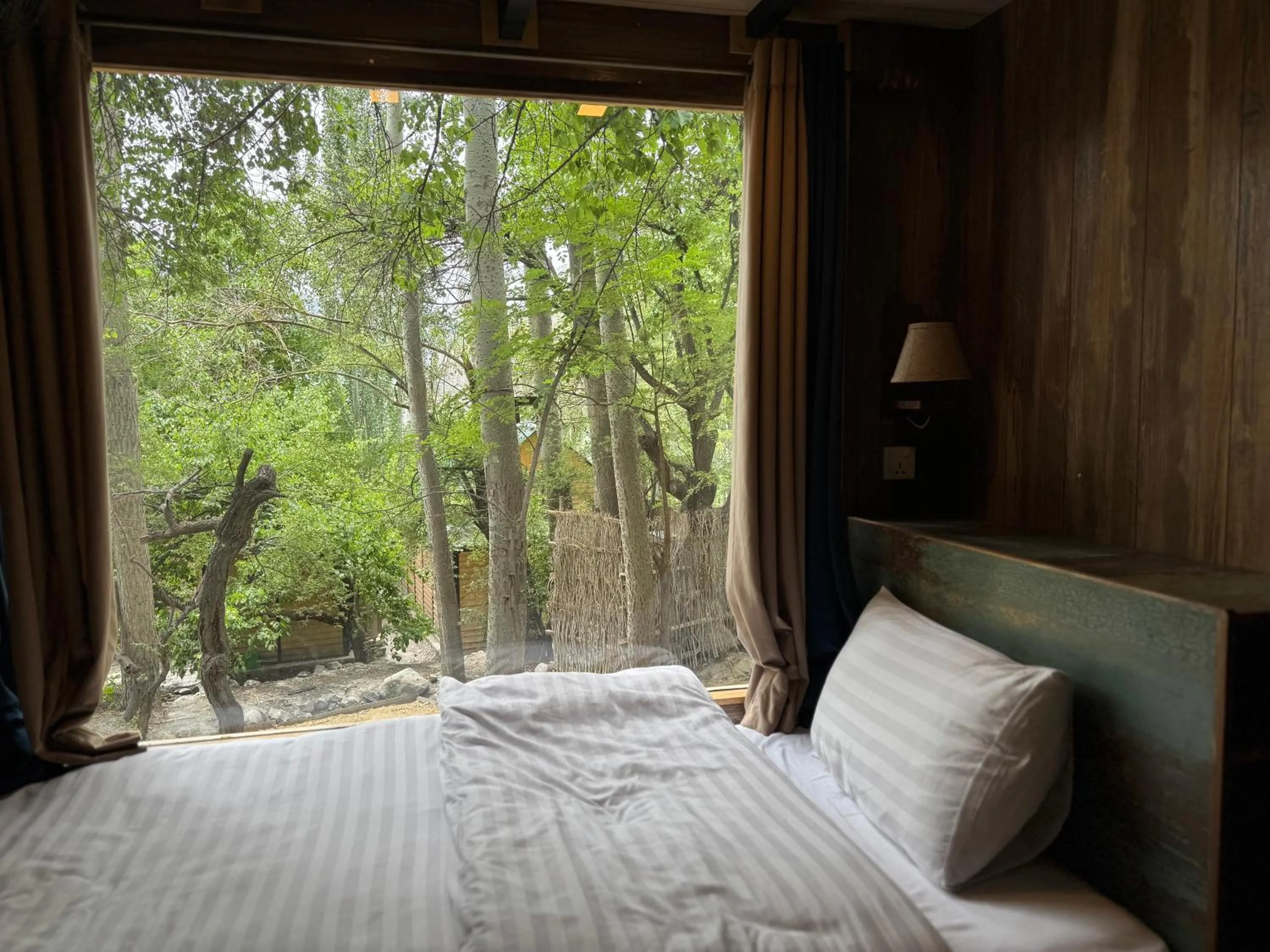Bedroom, Bed in The 2 Magpies, Hunza