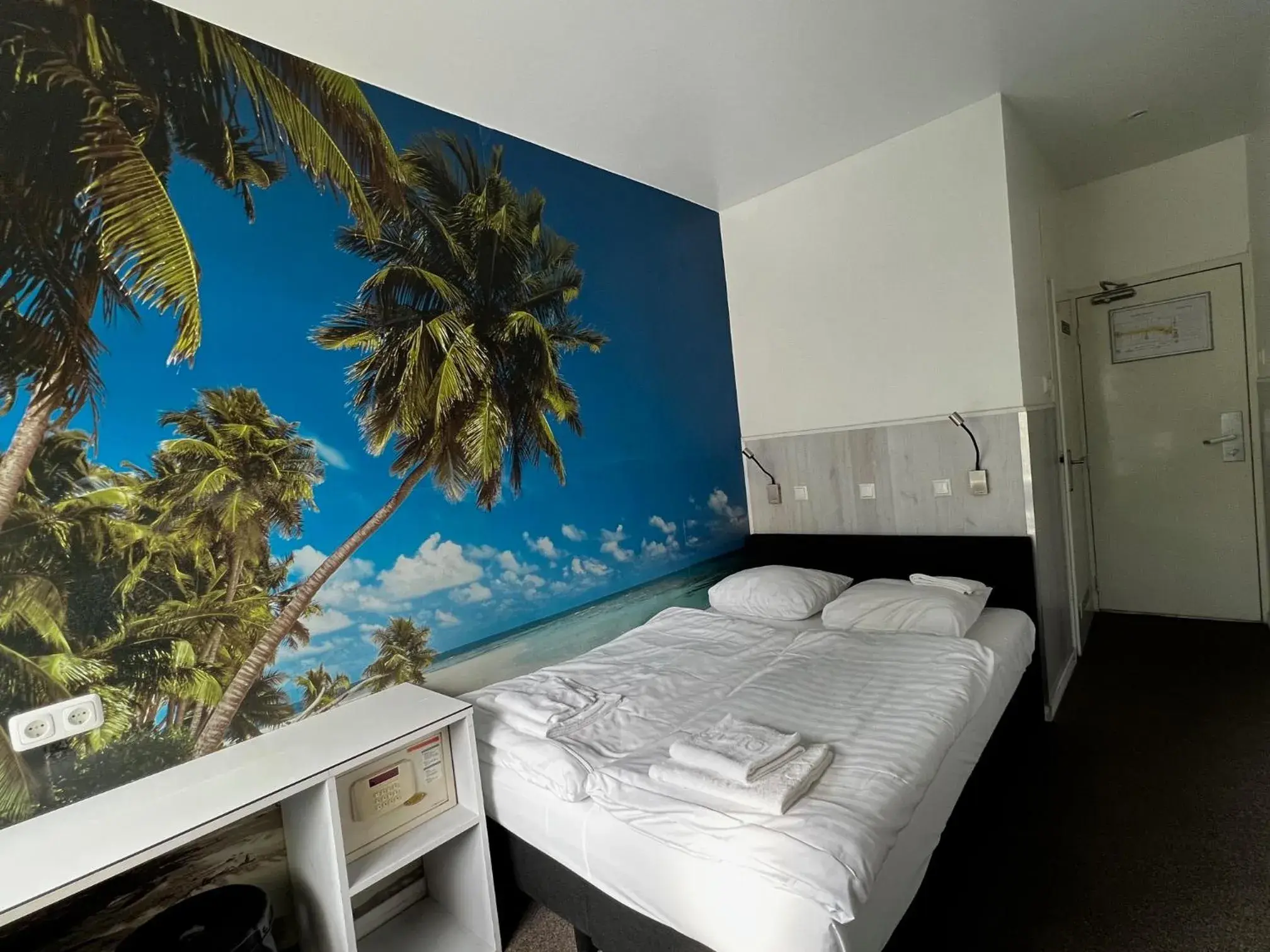 Bed in Budget Trianon Hotel Bed in Budget Trianon Hotel