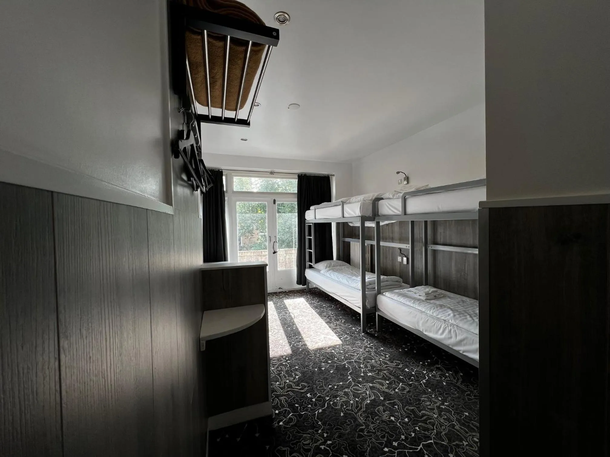 Bedroom, Bed in Budget Trianon Hotel