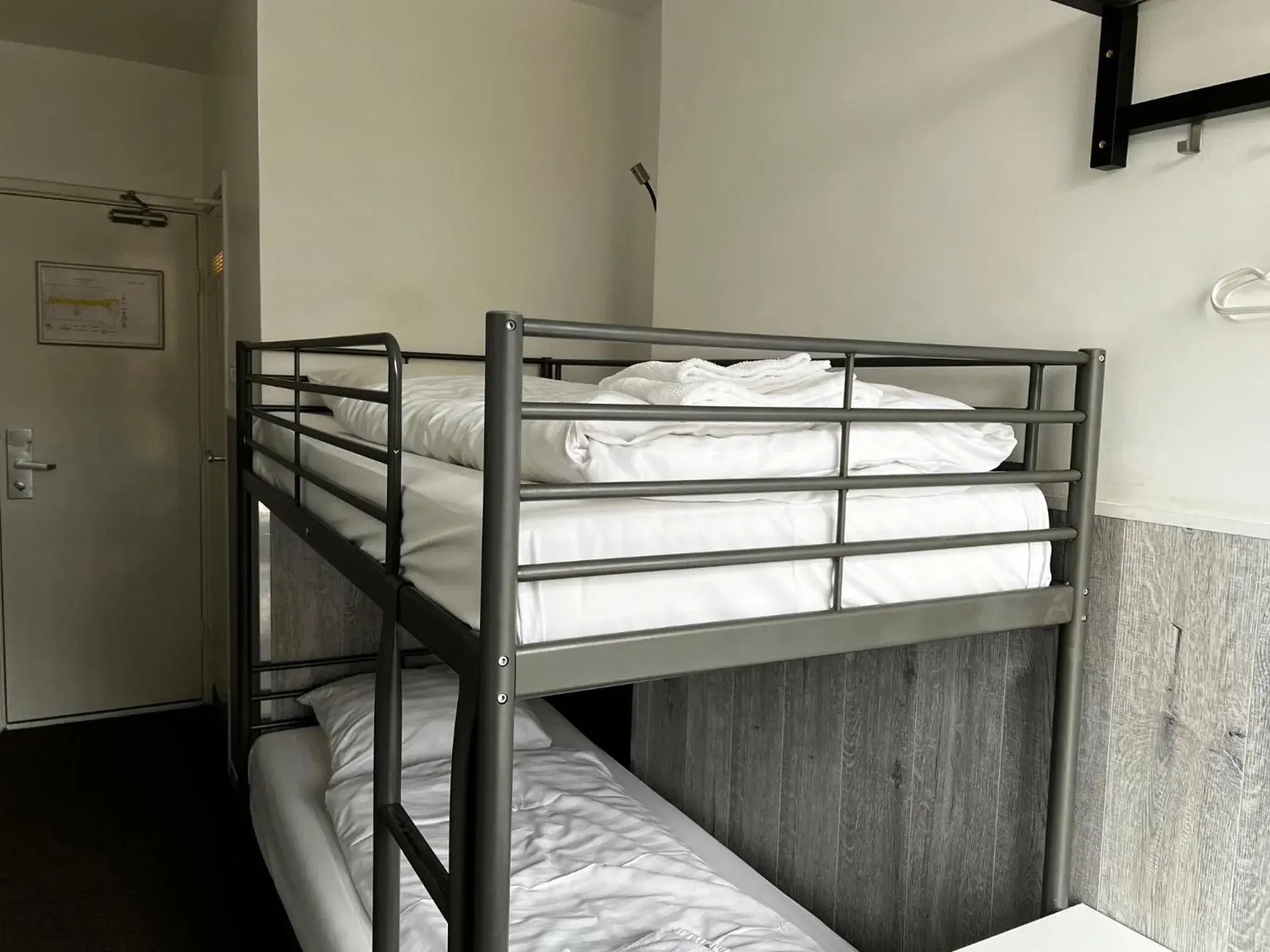 Budget Bunk Bed Room in Budget Trianon Hotel Budget Bunk Bed Room in Budget Trianon Hotel