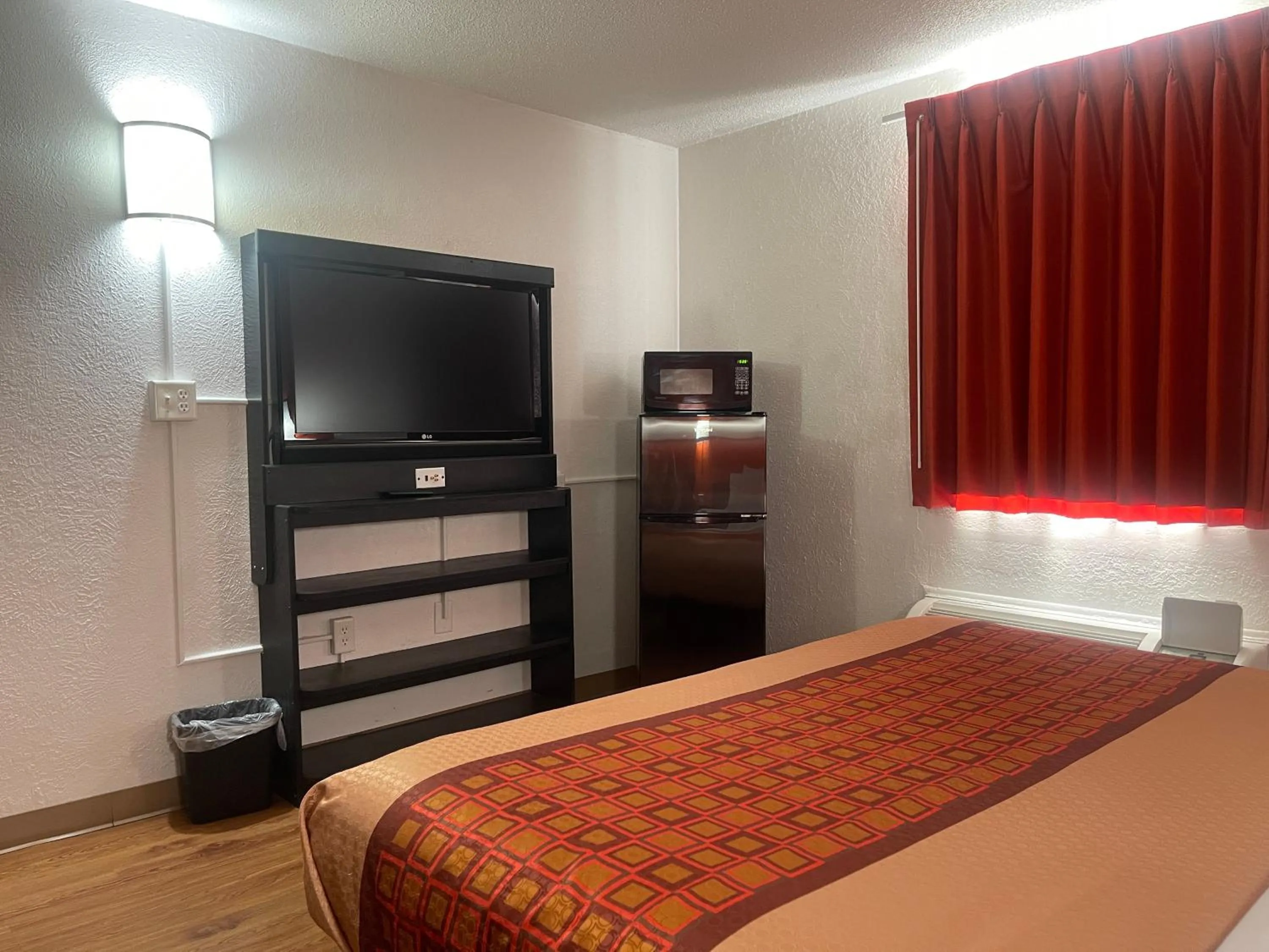 TV and multimedia, Bed in Regal 8 Inn & Suites