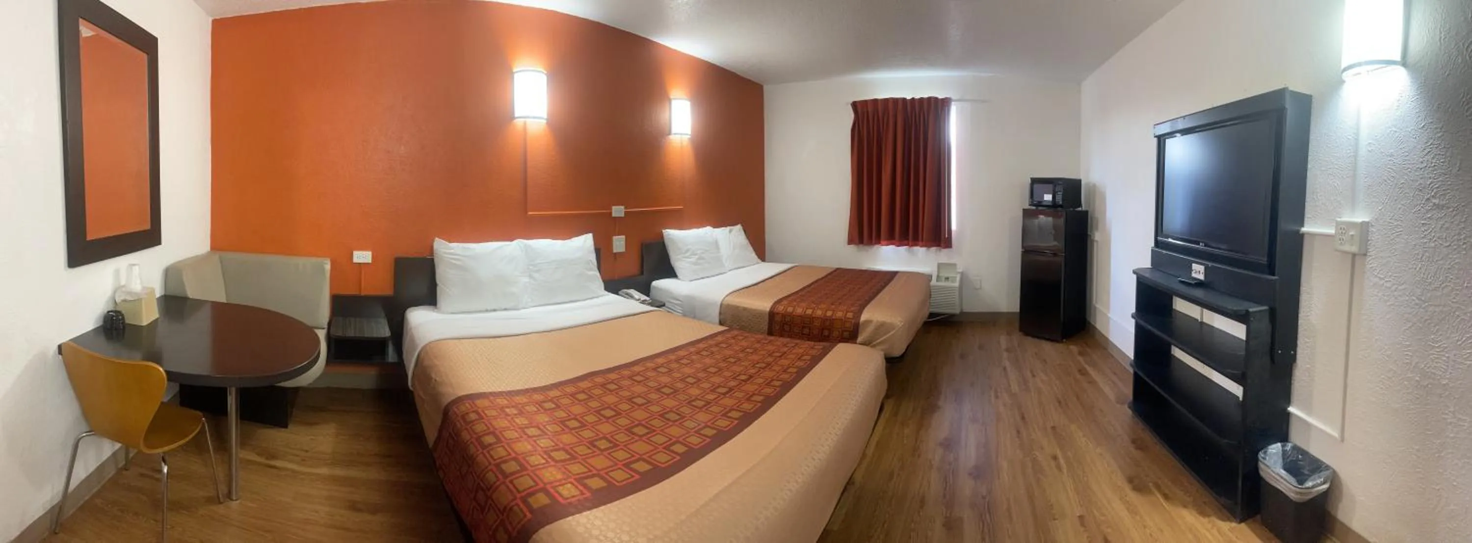 Photo of the whole room, Bed in Regal 8 Inn & Suites