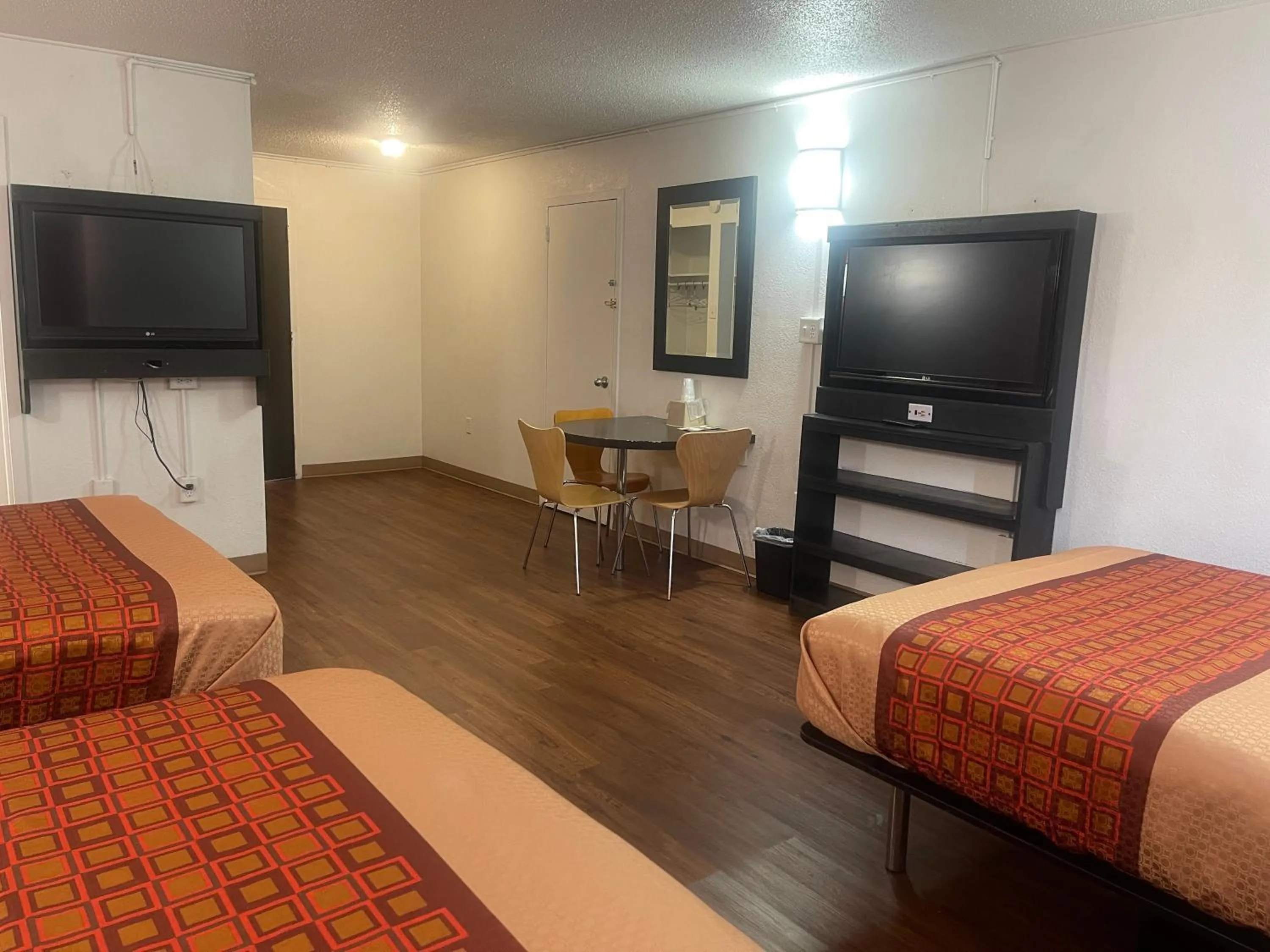 TV and multimedia, Bed in Regal 8 Inn & Suites