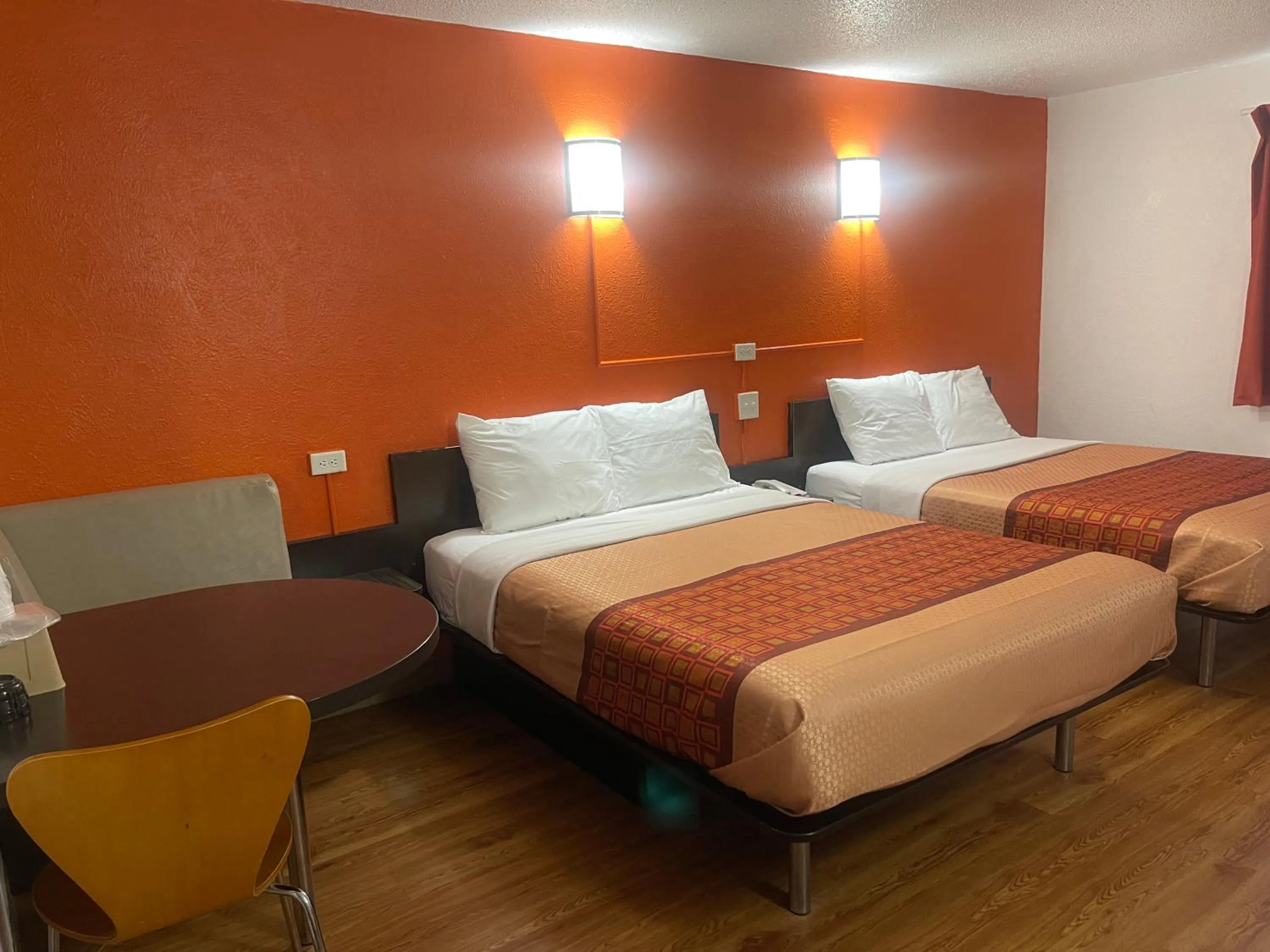 Bed in Regal 8 Inn & Suites