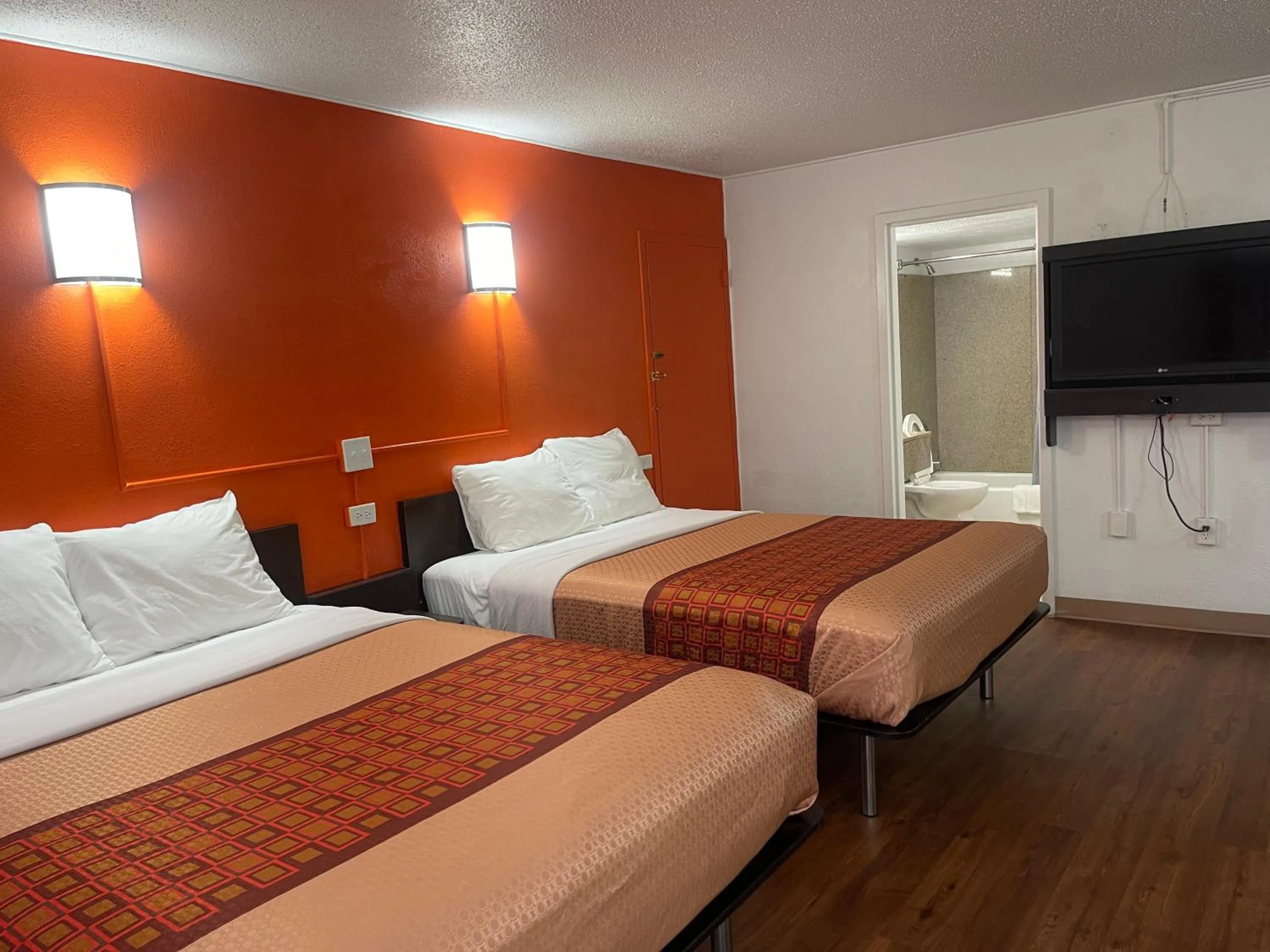 Bed in Regal 8 Inn & Suites