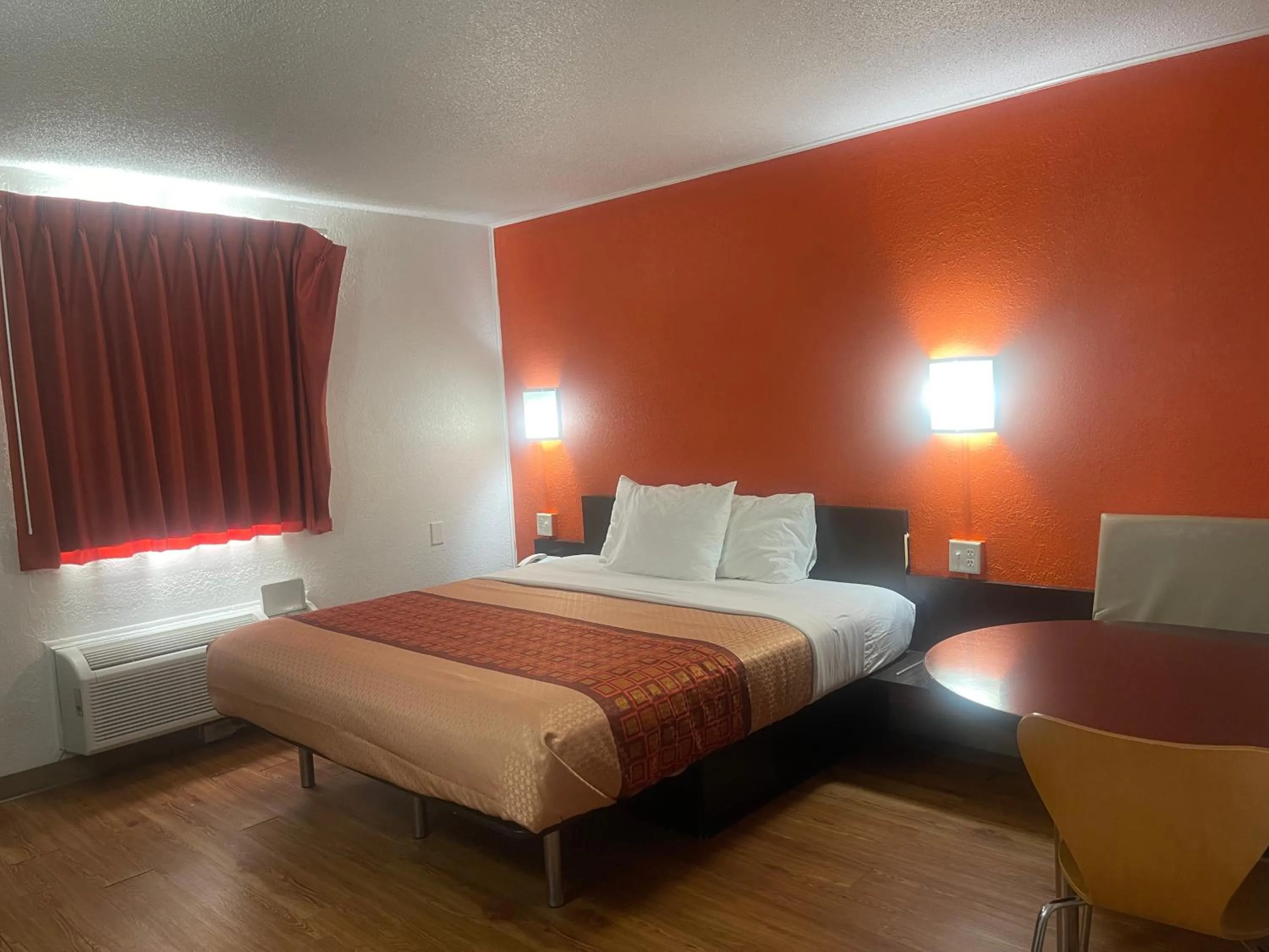 Bed in Regal 8 Inn & Suites