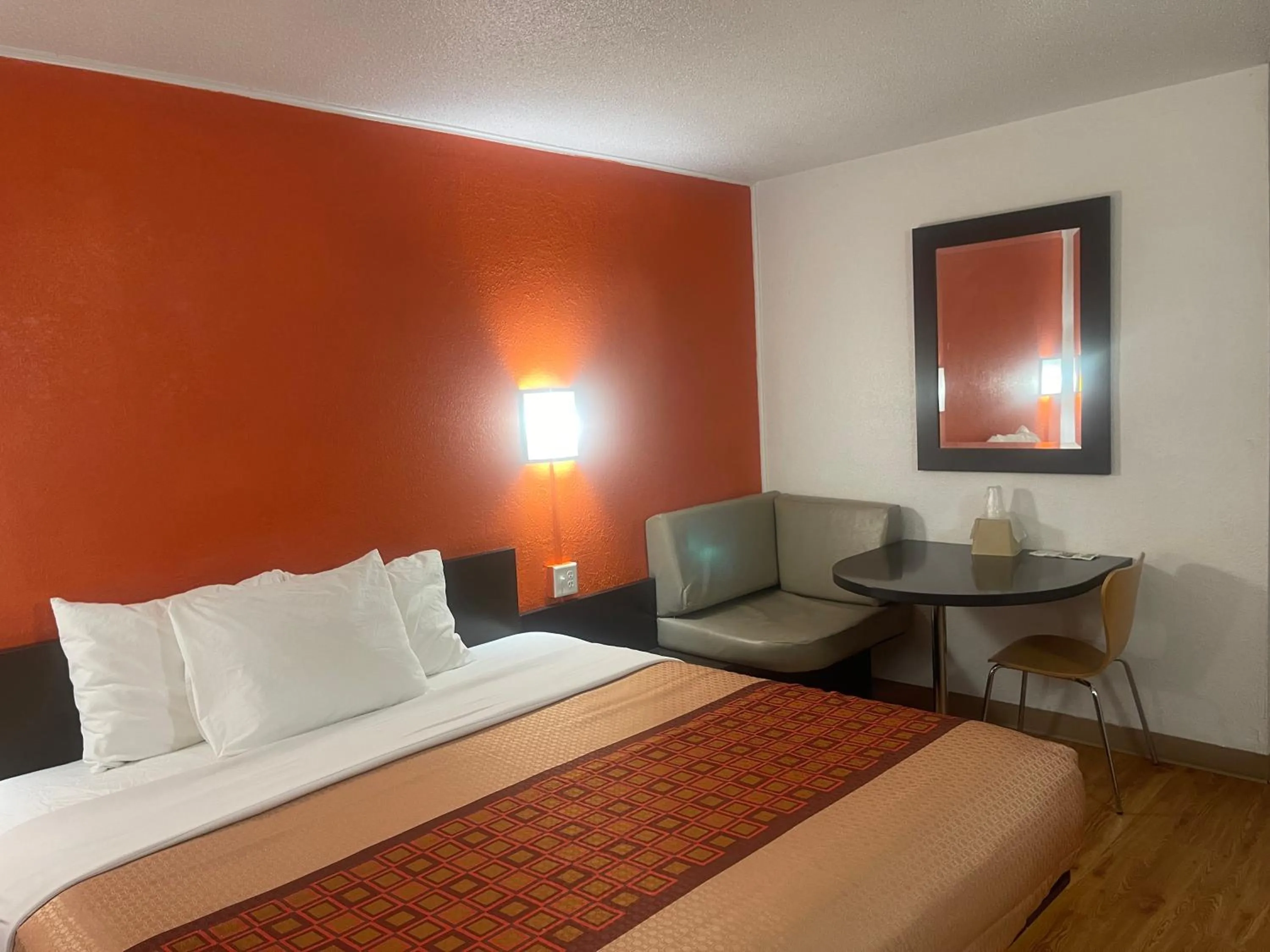 Bed in Regal 8 Inn & Suites