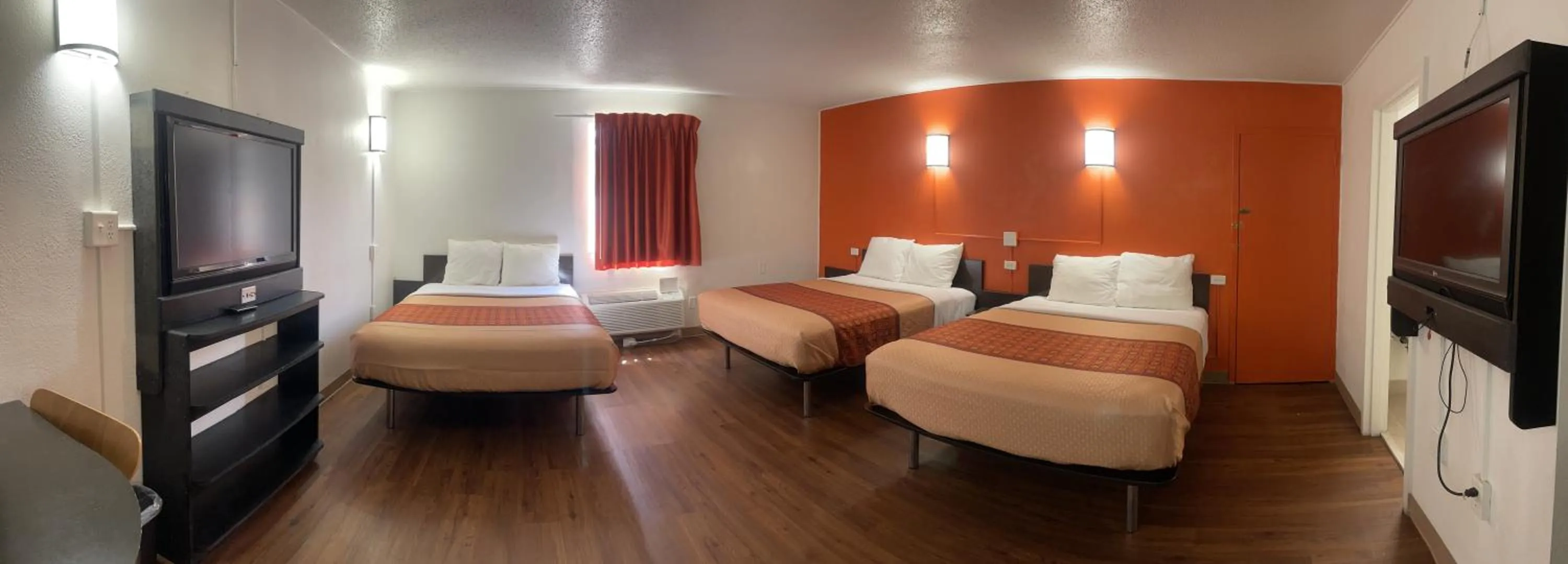 Photo of the whole room, Bed in Regal 8 Inn & Suites