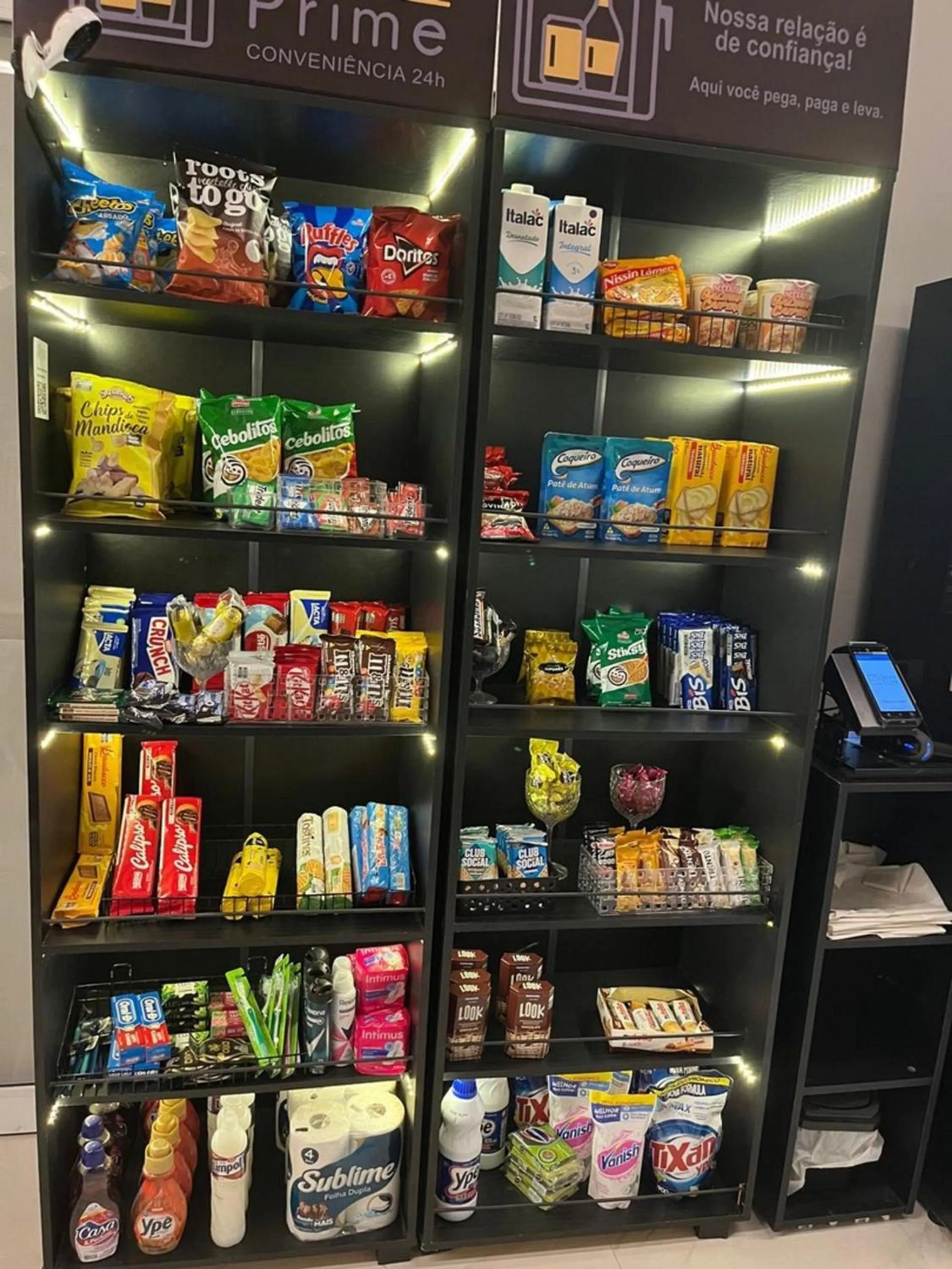 On-site shops in Elegance Suítes Carvalho