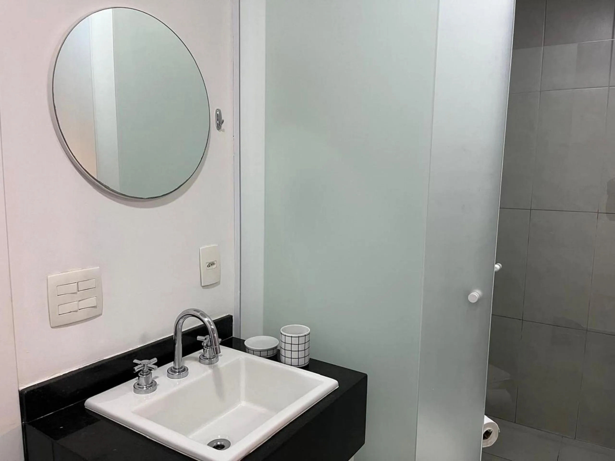 Toilet in Elegance Suítes Carvalho