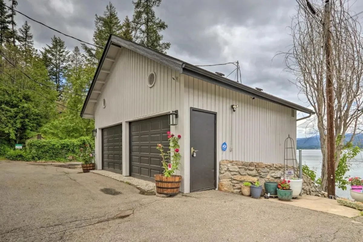 Lakefront Honeymoon Bay Studio Cottage