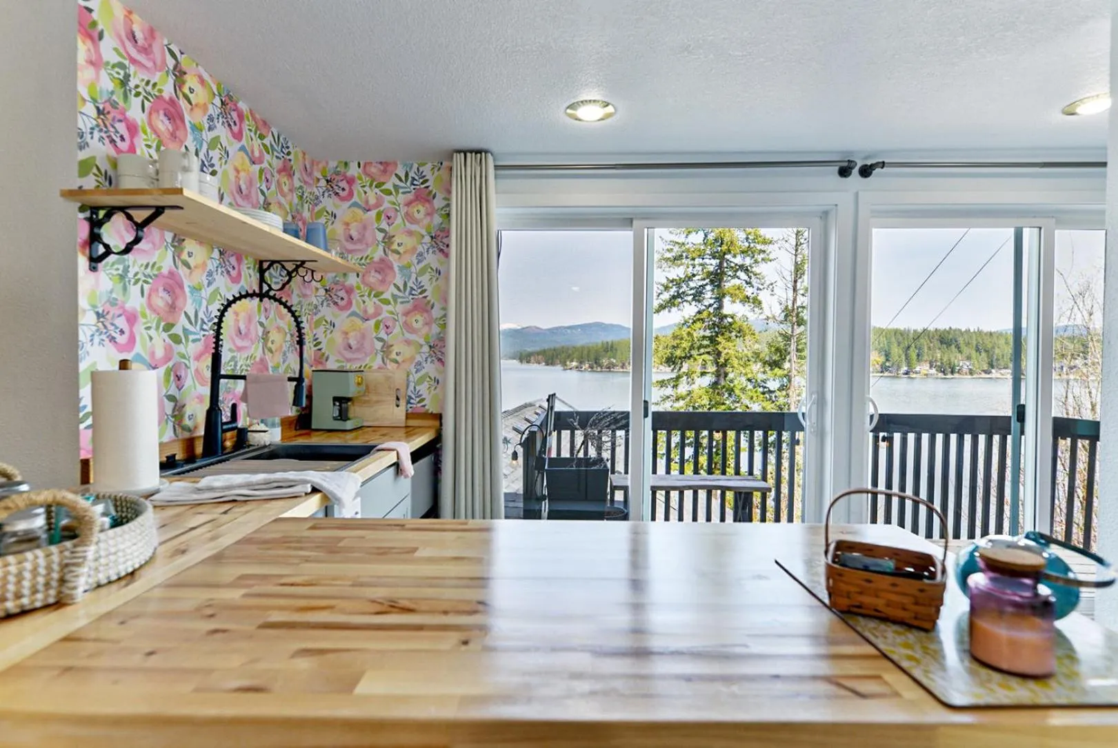 Kitchen or kitchenette in Lakefront Honeymoon Bay Studio Cottage