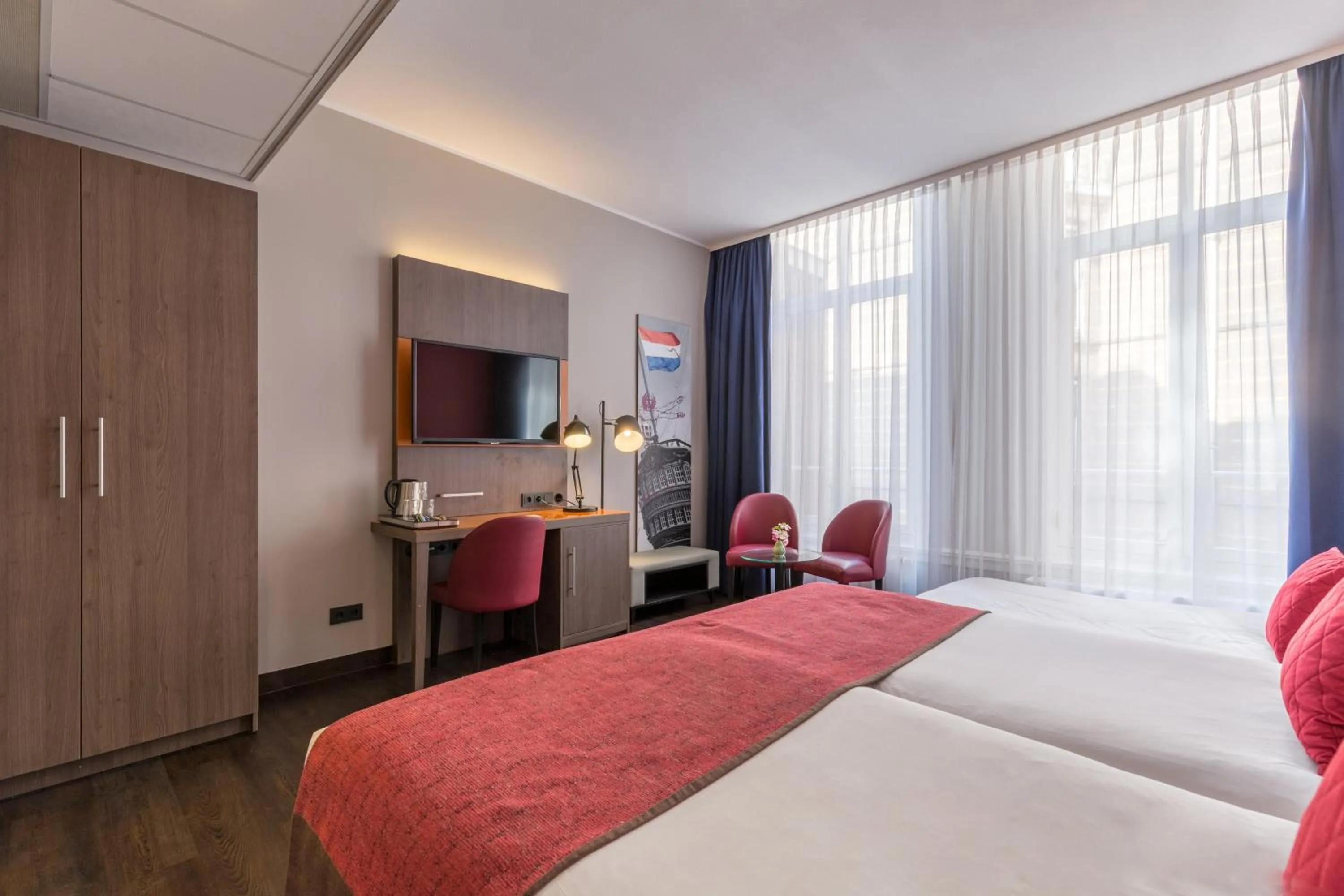 Photo of the whole room, Bed in Leonardo Boutique Hotel Amsterdam Vondelpark