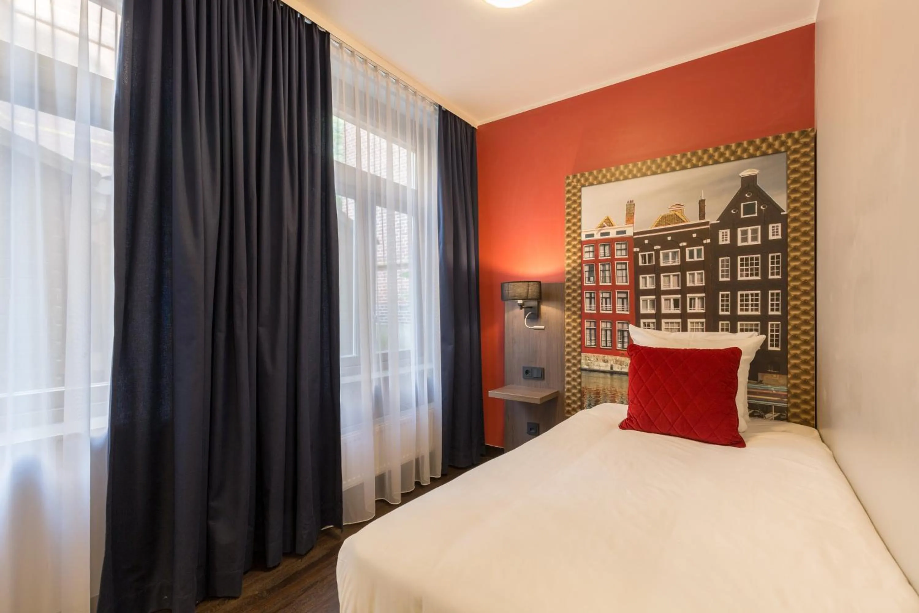 Photo of the whole room, Bed in Leonardo Boutique Hotel Amsterdam Vondelpark