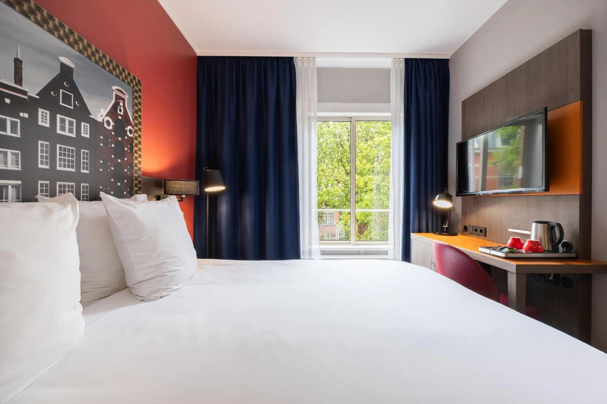Photo of the whole room, Bed in Leonardo Boutique Hotel Amsterdam Vondelpark