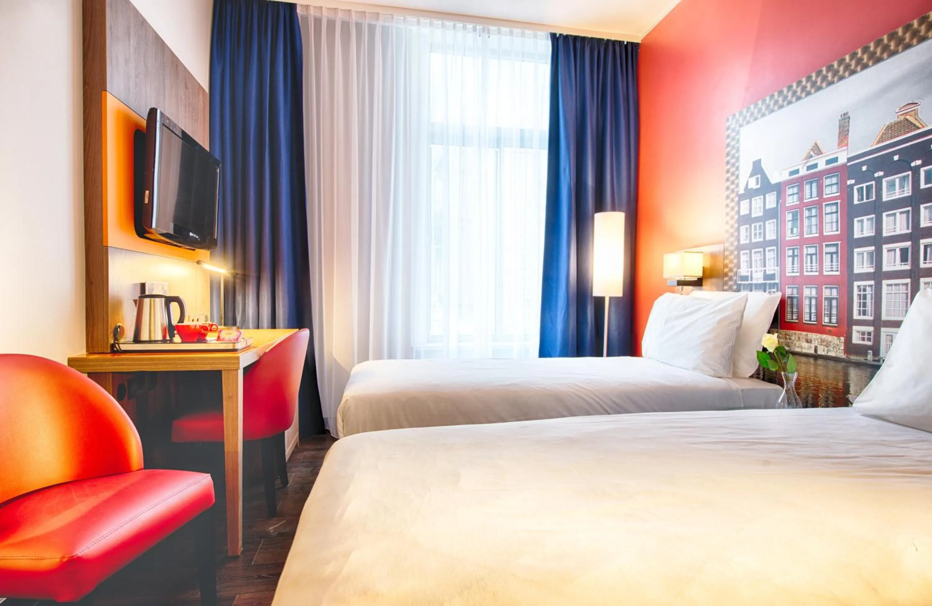 Photo of the whole room, Bed in Leonardo Boutique Hotel Amsterdam Vondelpark