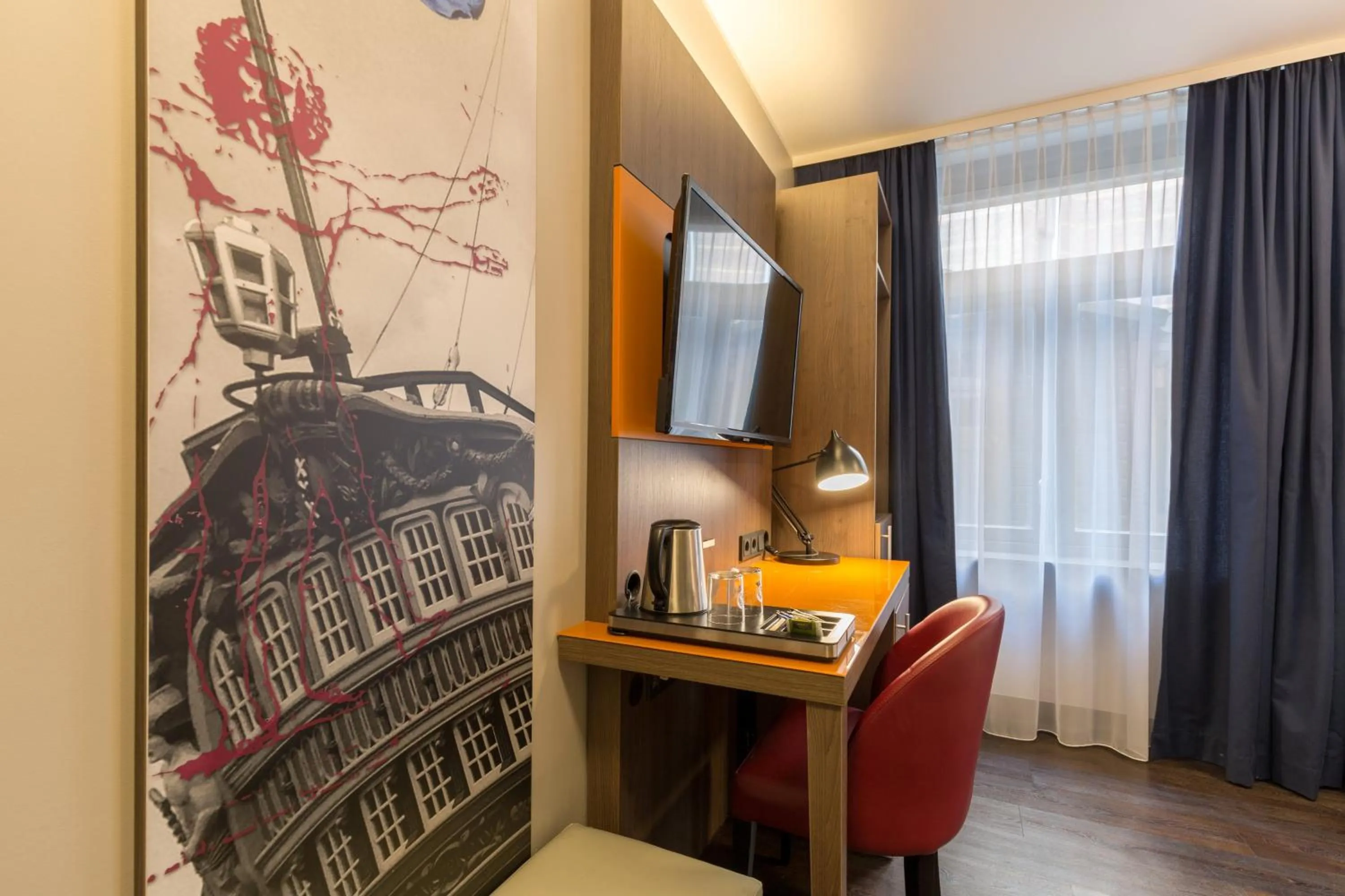 Photo of the whole room, Bed in Leonardo Boutique Hotel Amsterdam Vondelpark