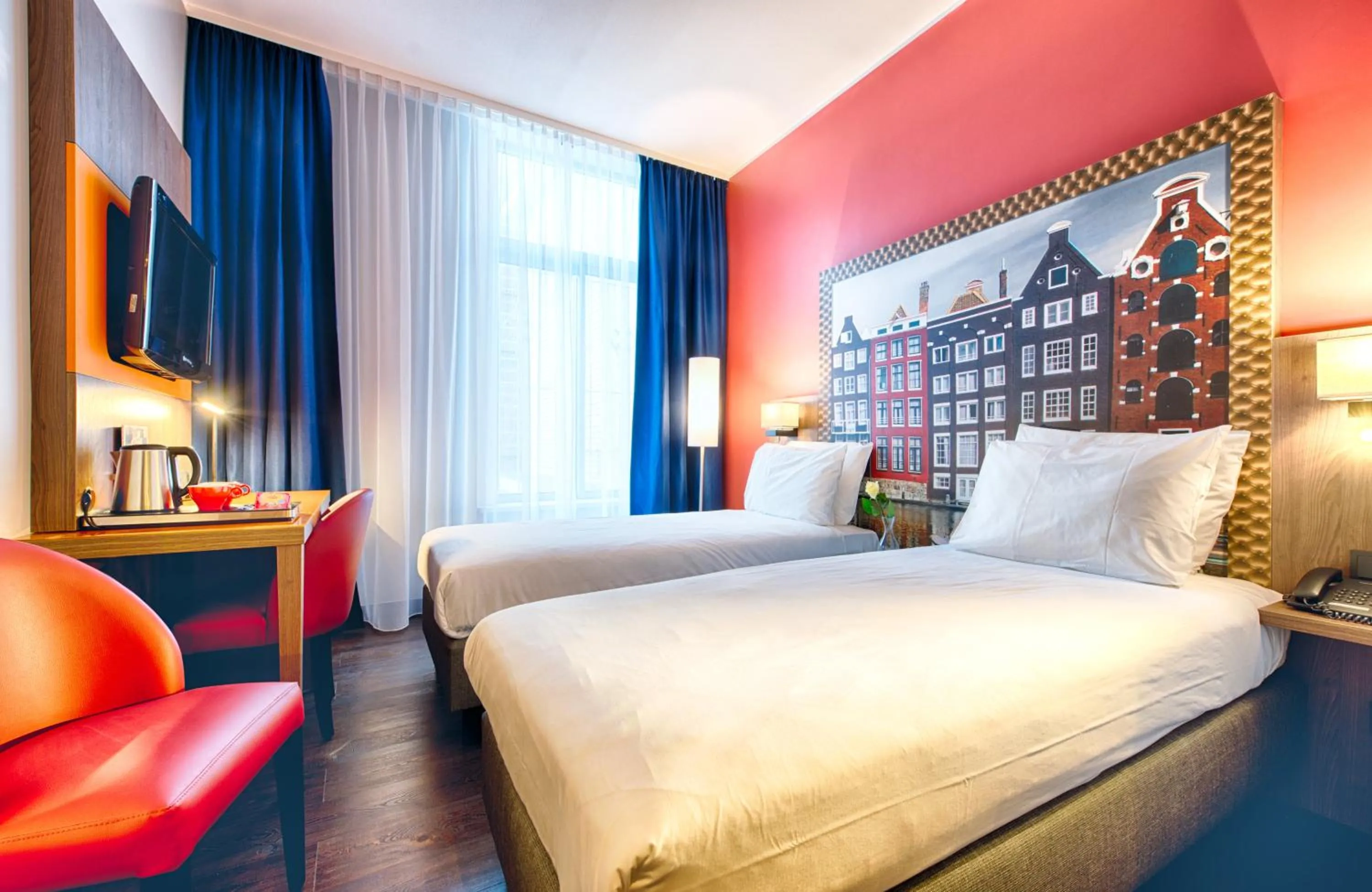 Photo of the whole room, Bed in Leonardo Boutique Hotel Amsterdam Vondelpark