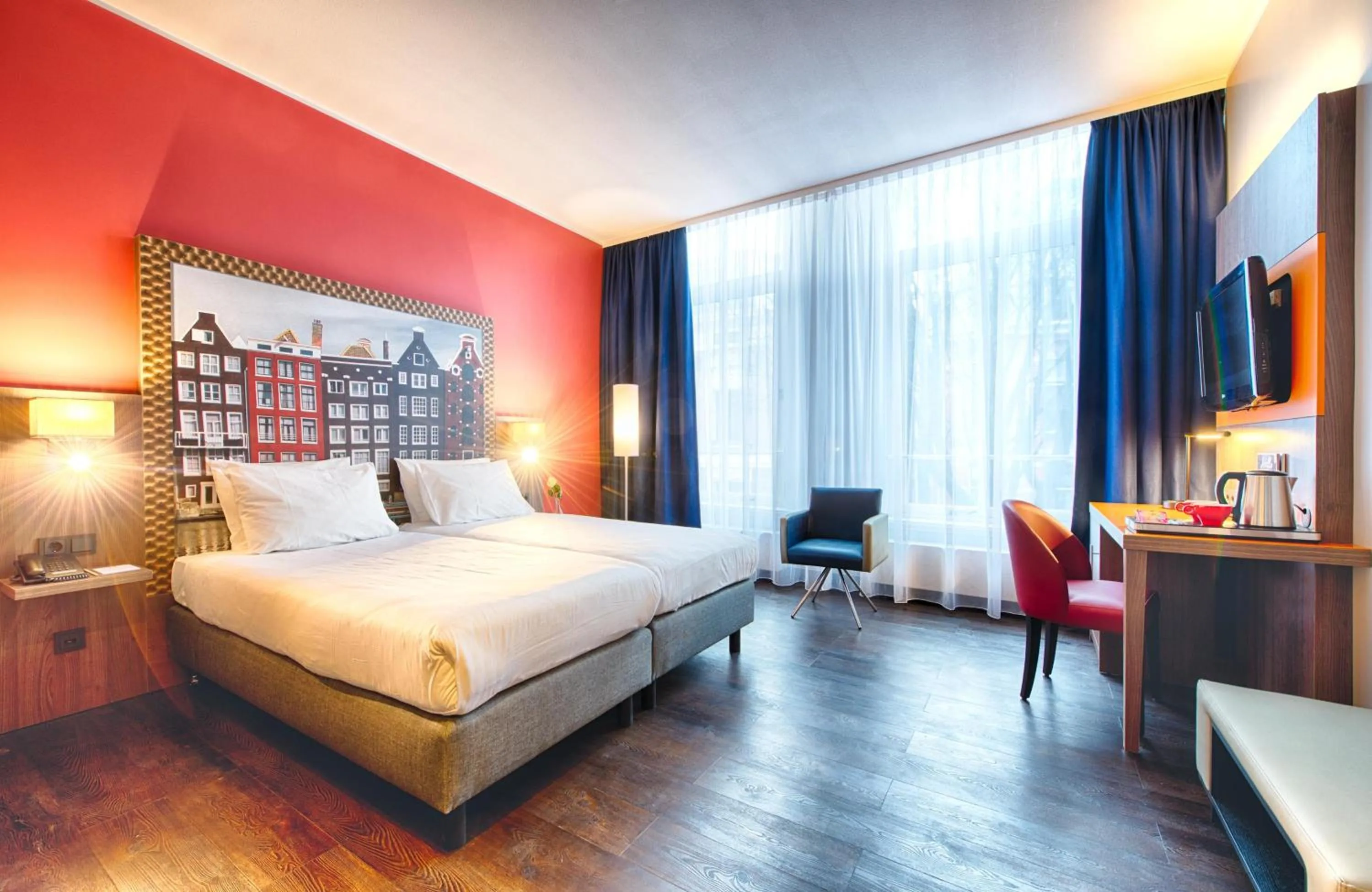 Photo of the whole room, Bed in Leonardo Boutique Hotel Amsterdam Vondelpark