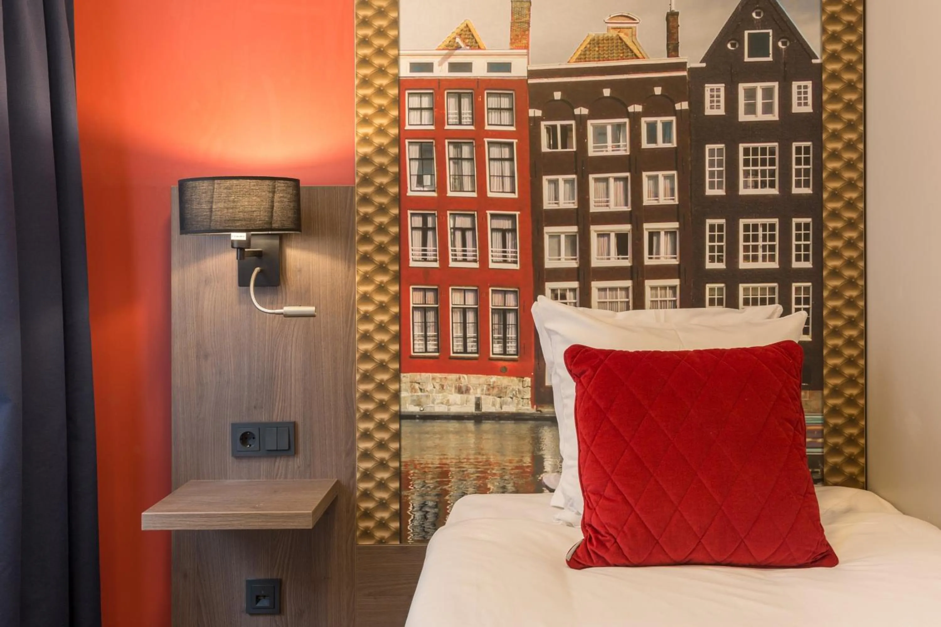 Photo of the whole room, Bed in Leonardo Boutique Hotel Amsterdam Vondelpark