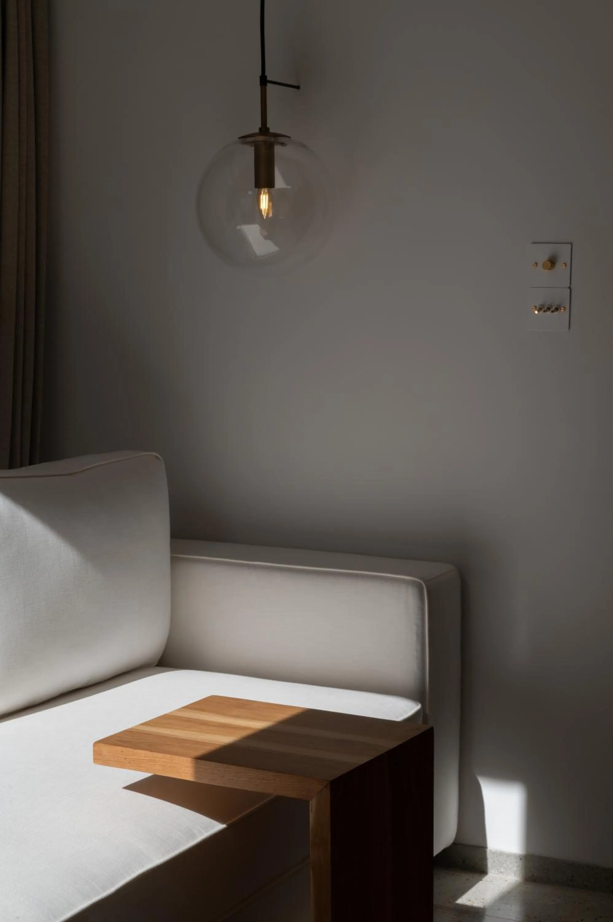 Seating area, Bed in The Charleston