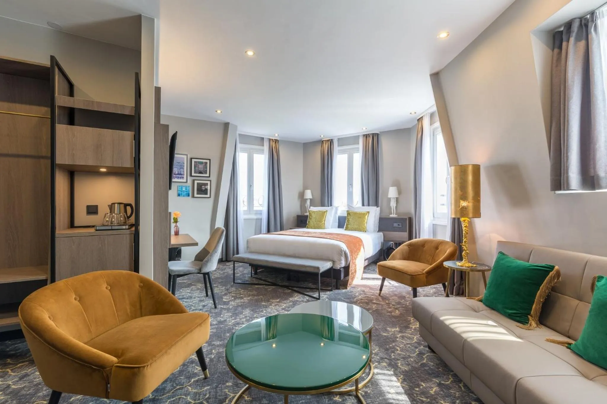 Photo of the whole room, Bed in Leonardo Boutique Museumhotel