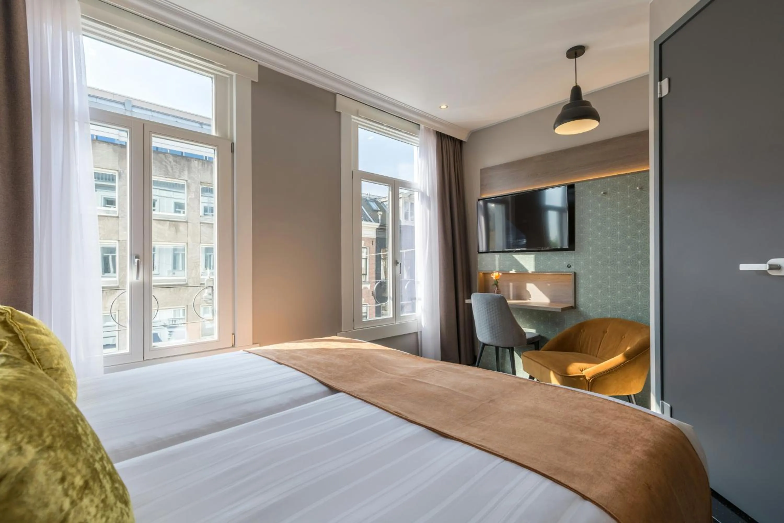 Photo of the whole room, Bed in Leonardo Hotel Amsterdam Museum Quarter