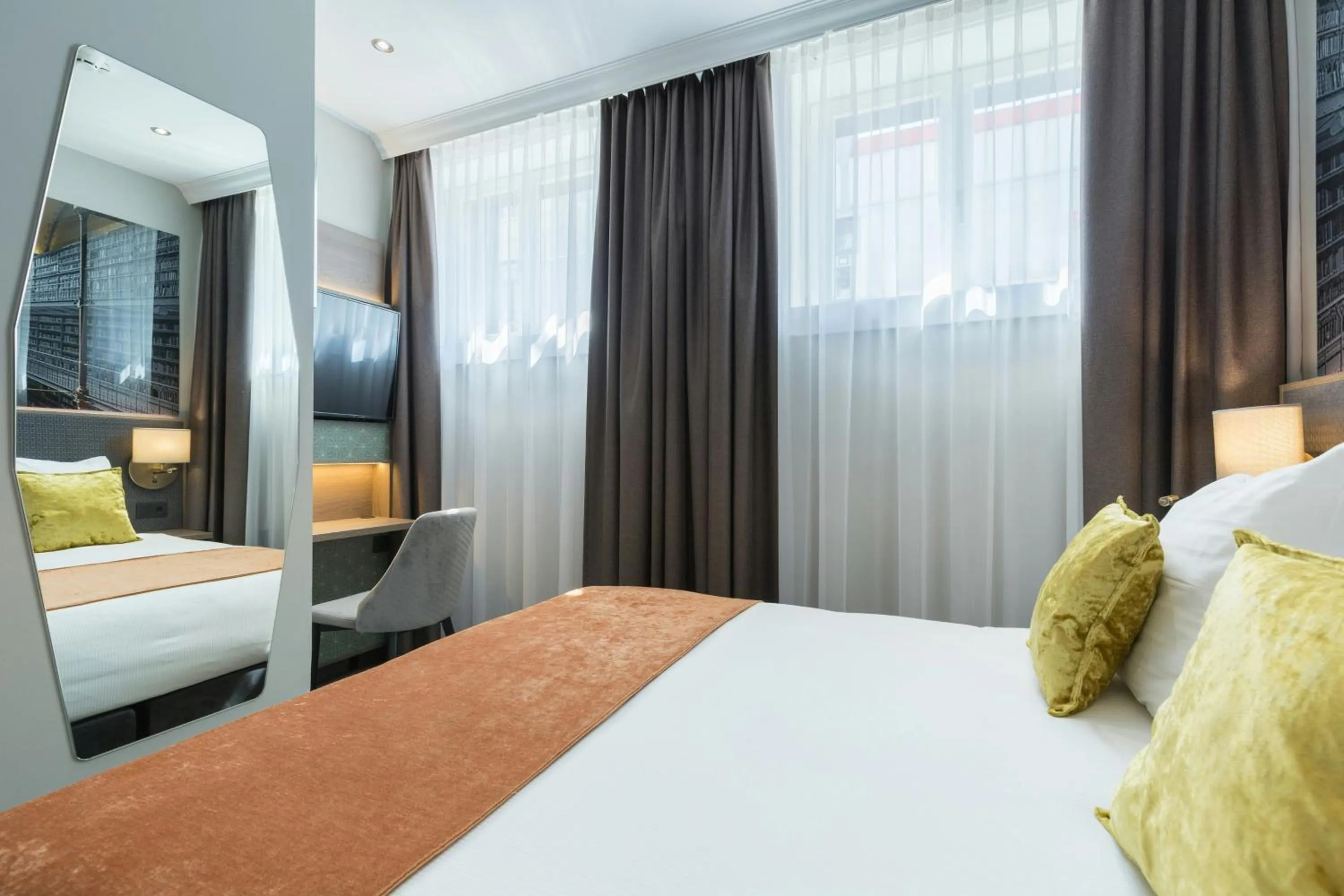 Photo of the whole room, Bed in Leonardo Hotel Amsterdam Museum Quarter