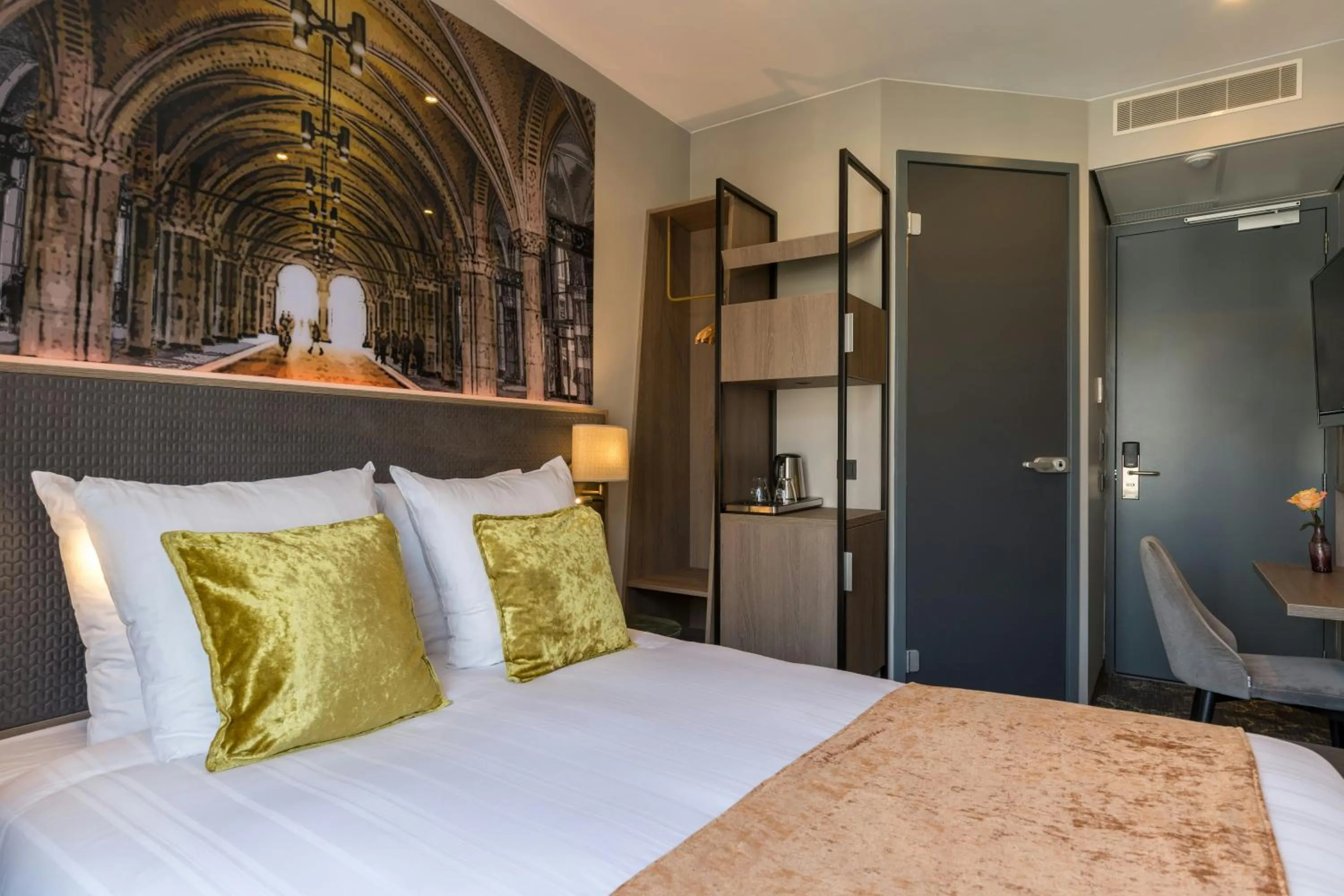 Photo of the whole room, Bed in Leonardo Hotel Amsterdam Museum Quarter