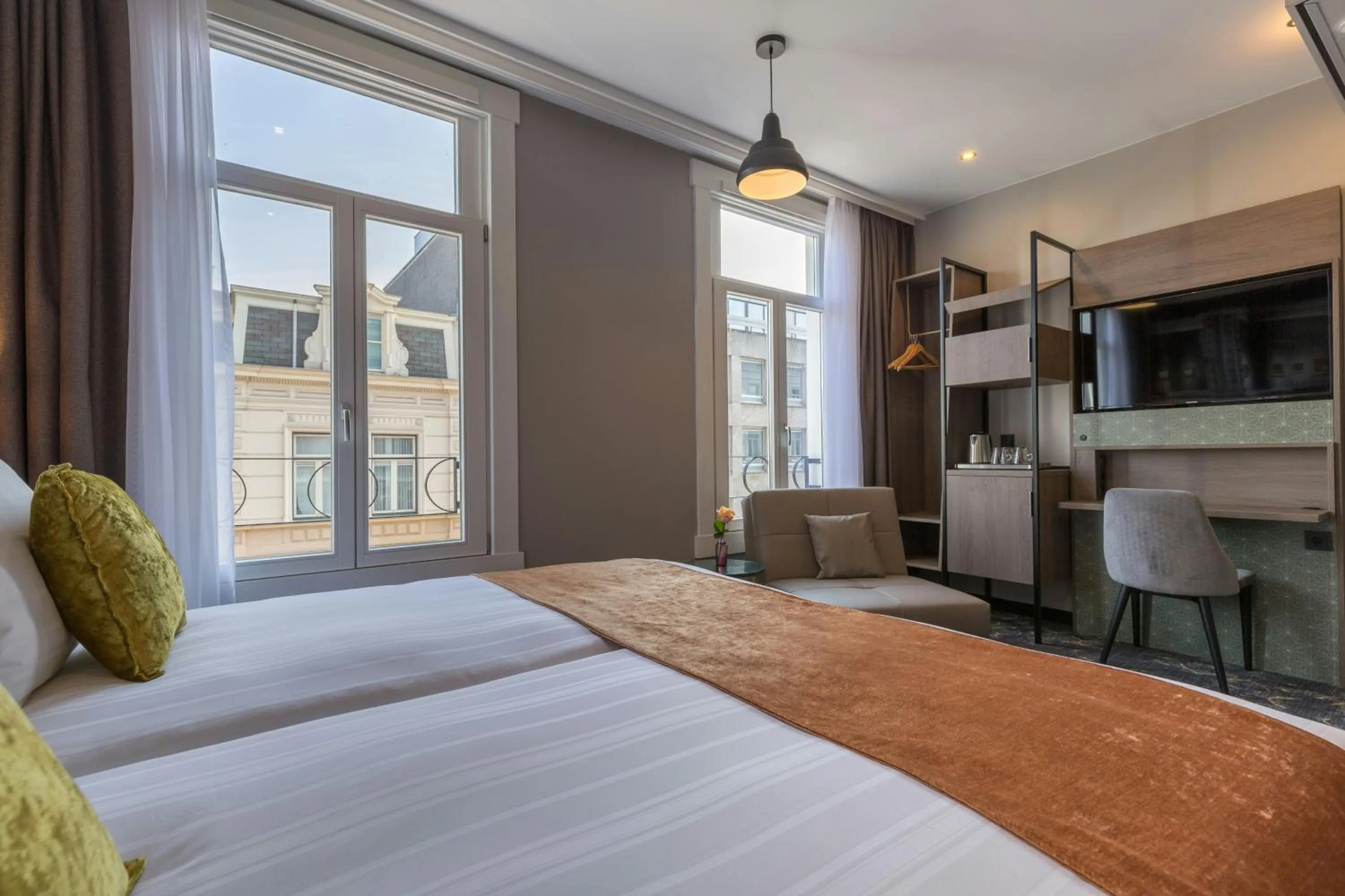 Photo of the whole room, Bed in Leonardo Hotel Amsterdam Museum Quarter