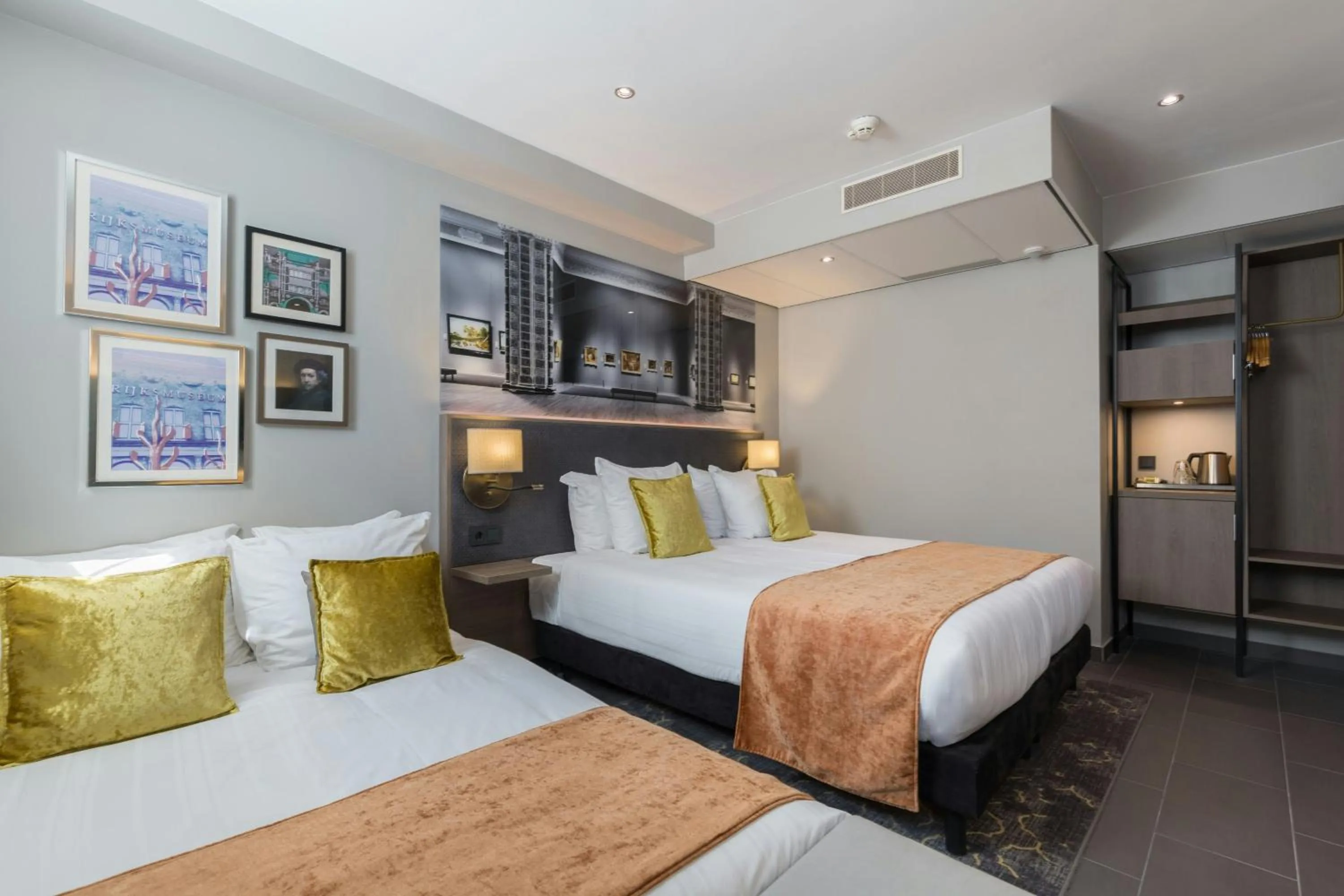 Photo of the whole room, Bed in Leonardo Hotel Amsterdam Museum Quarter