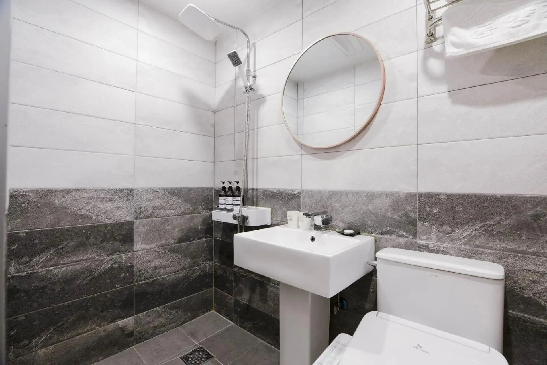 Shower in Hotel dongyangjang Dongdaemun-Jongno Shower in Hotel dongyangjang Dongdaemun-Jongno