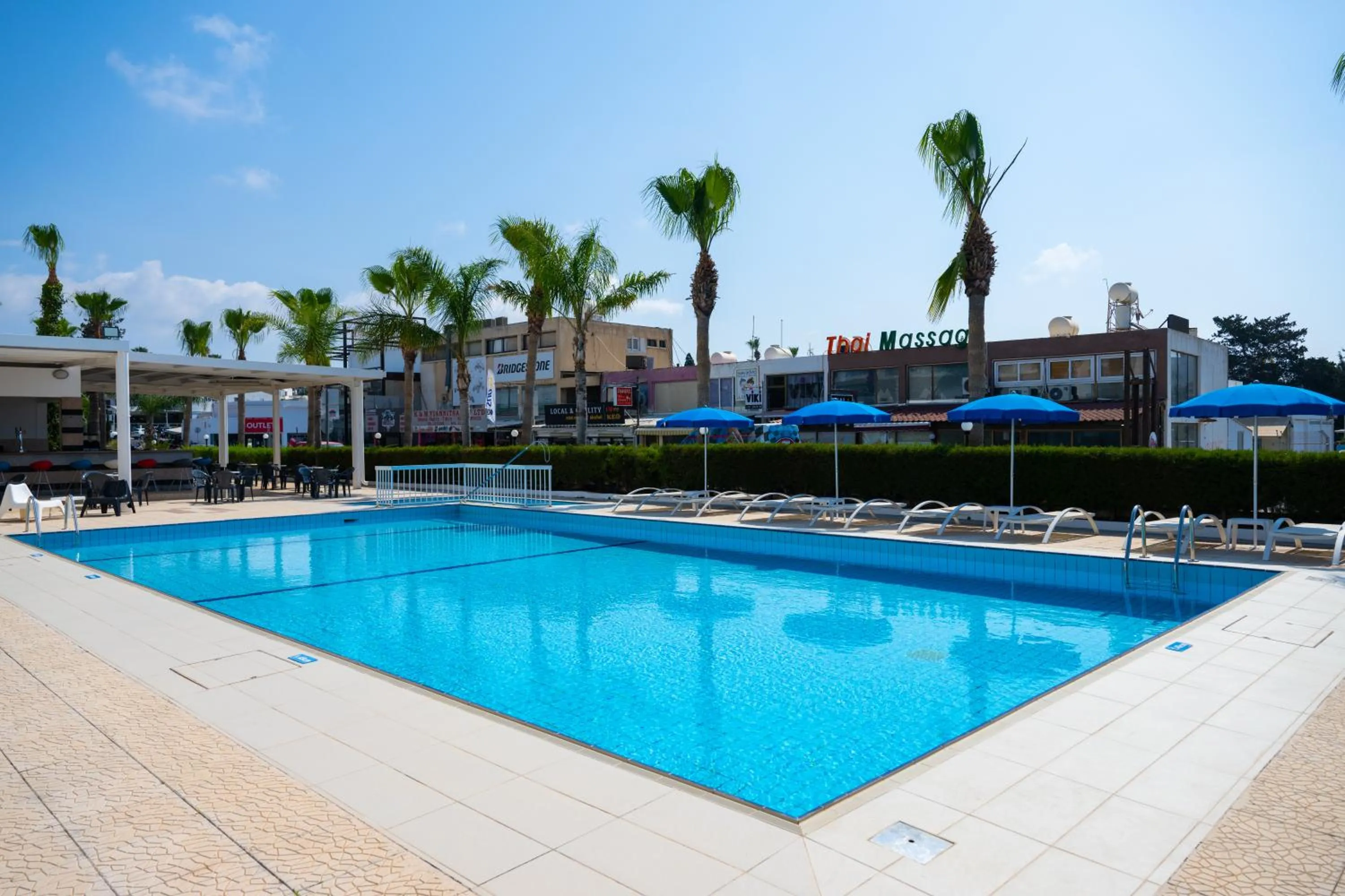 Swimming pool in Napa Jay Hotel