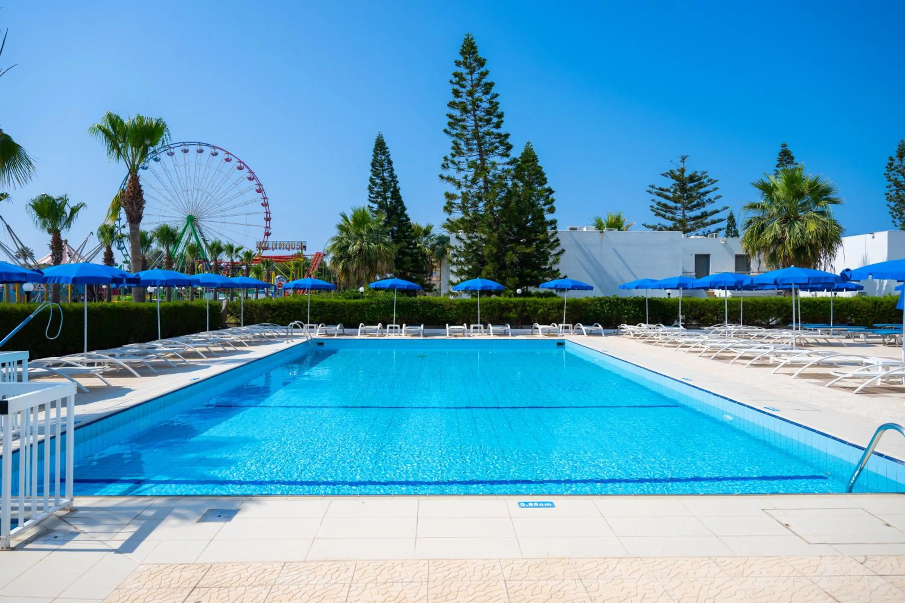 Swimming pool in Napa Jay Hotel