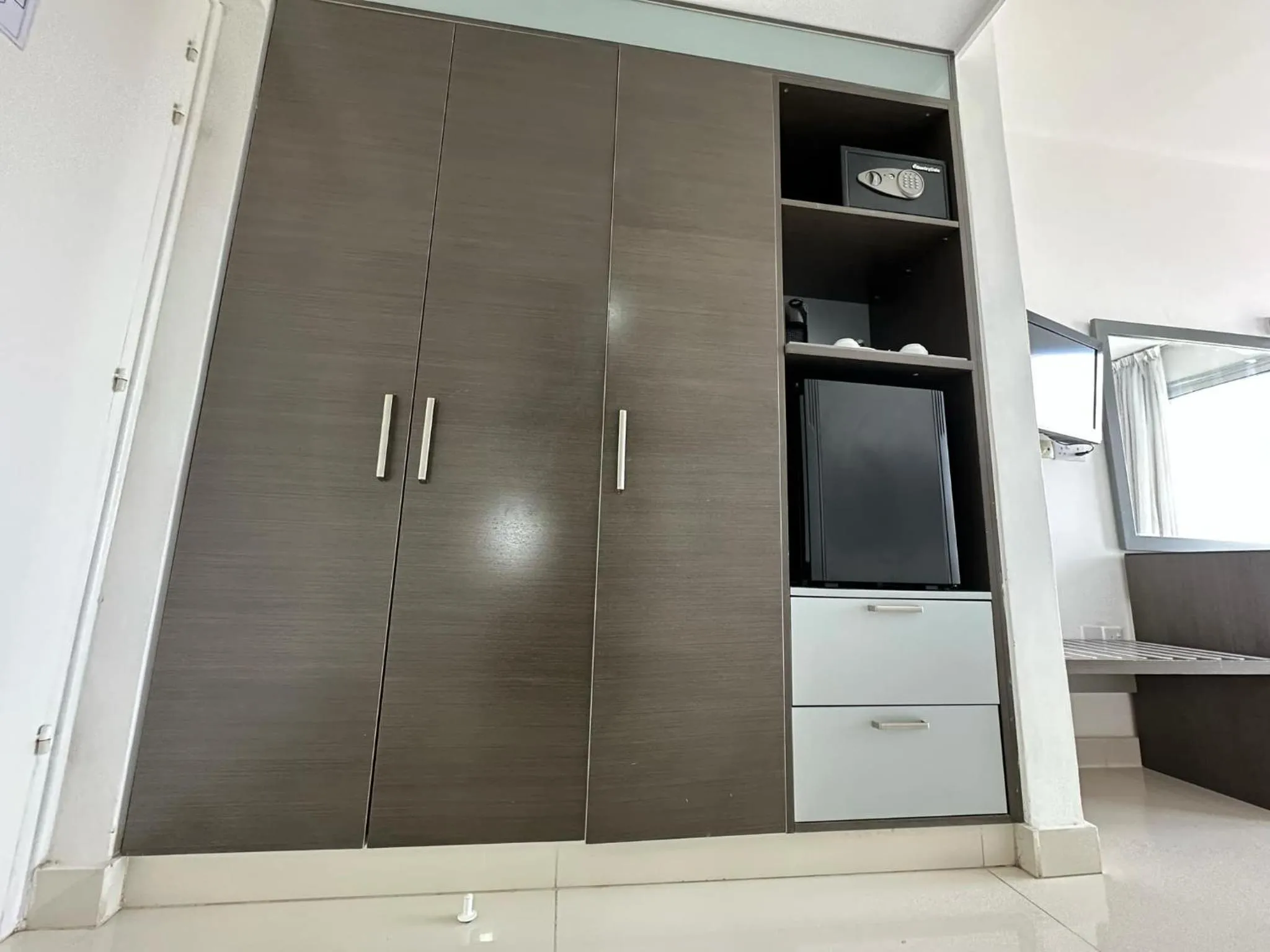 wardrobe in Napa Jay Hotel