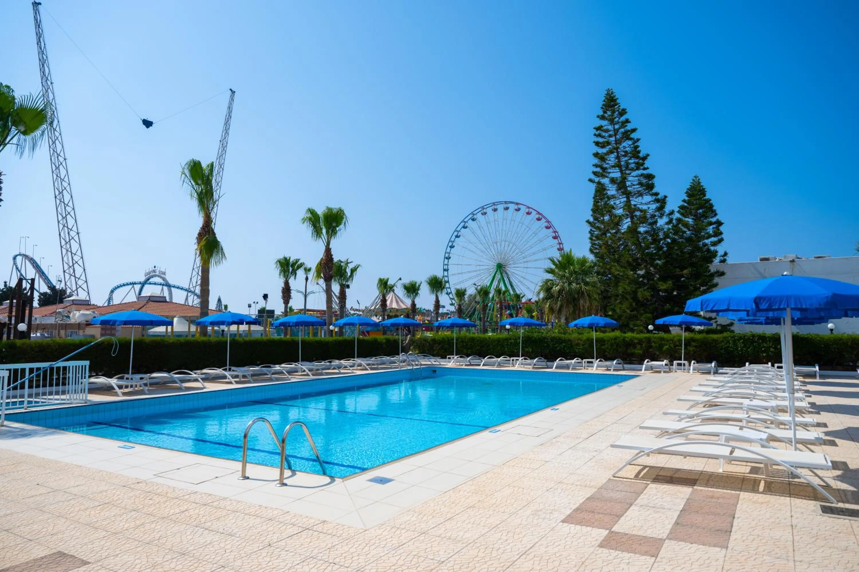 Swimming pool in Napa Jay Hotel