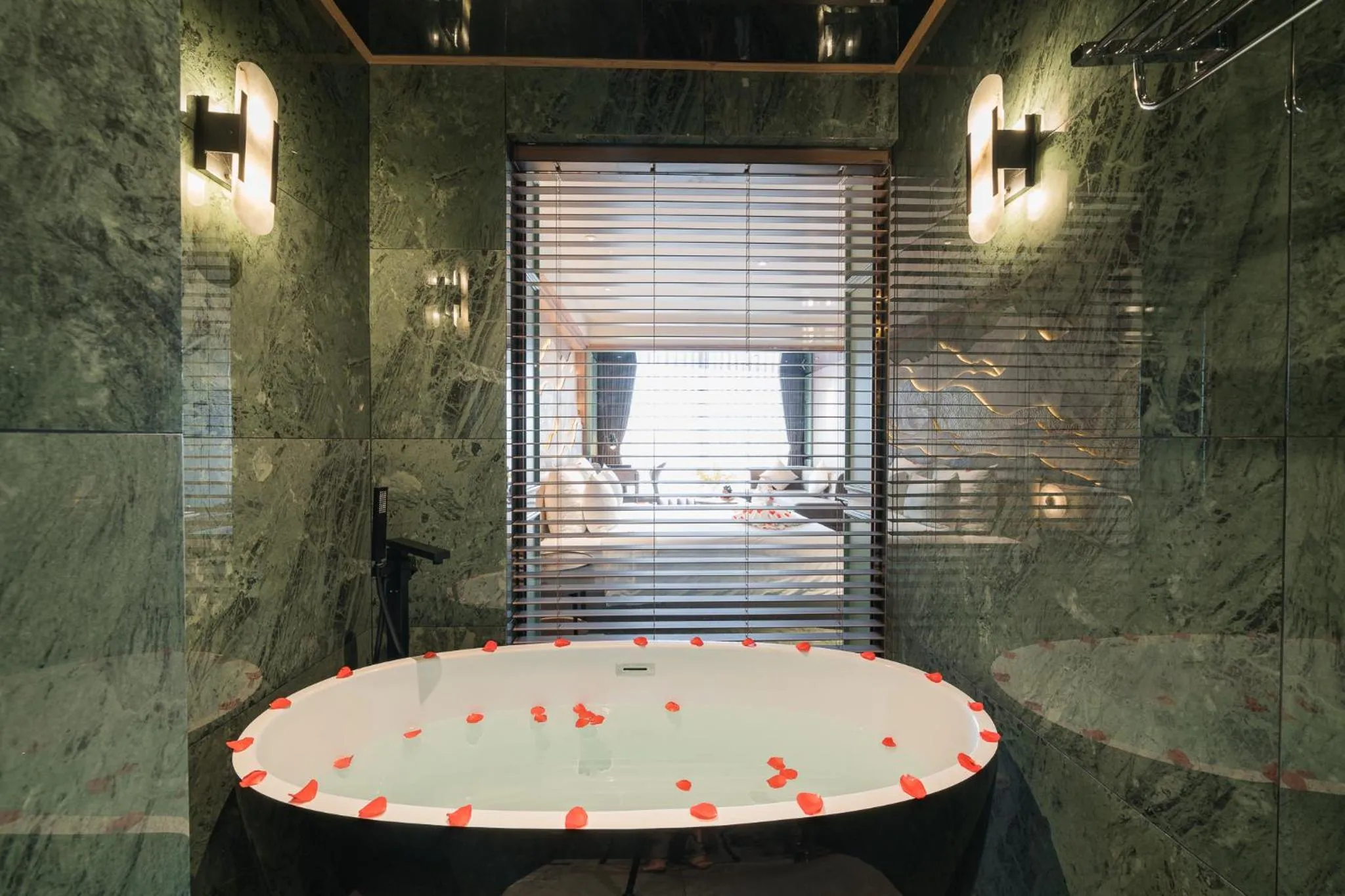 Bath in La Passion Premium Cau Go