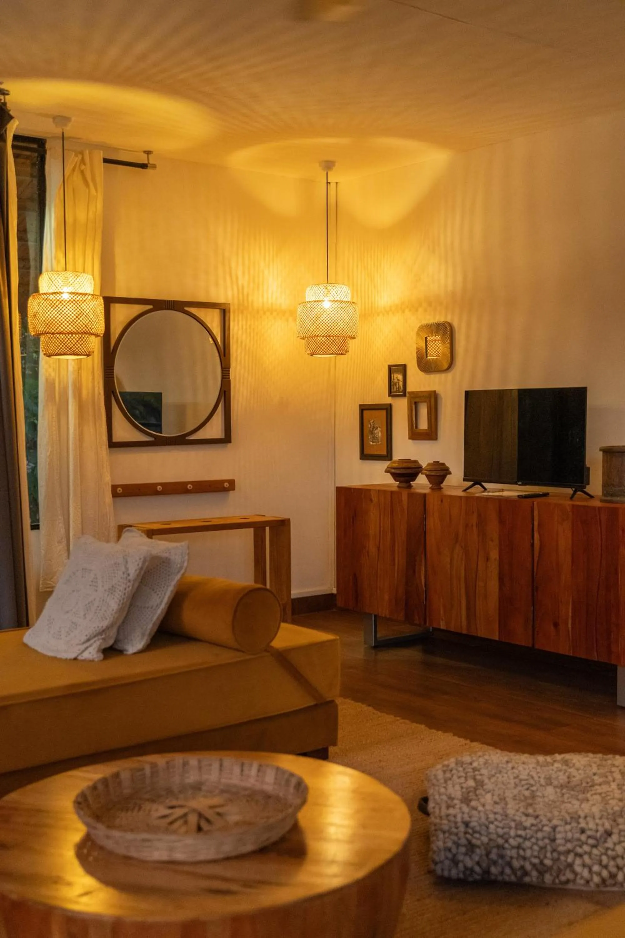 TV and multimedia in Pont Bleu Suites Riverside & Pool